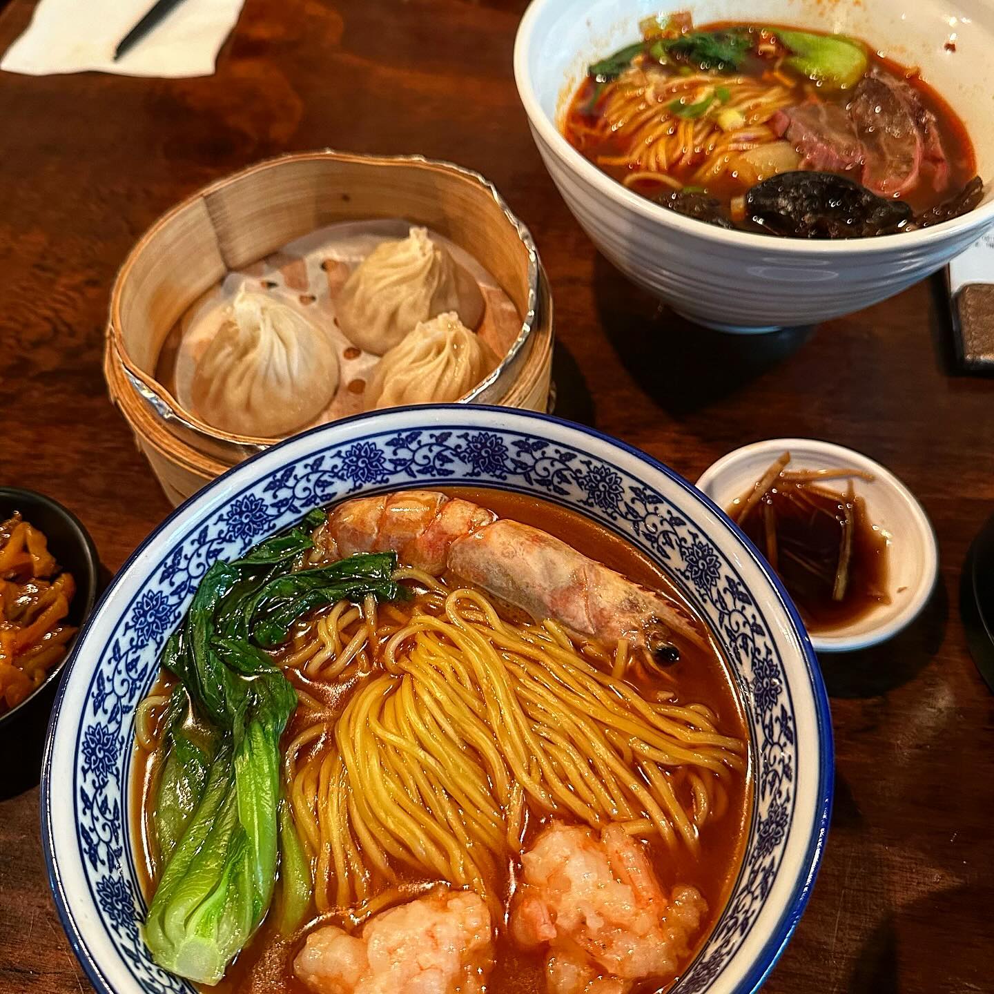 .
[ #신사동 _ #쮸즈 ] [ #내돈내산 ]
-
가로수길에 볼 일이 있어서 갔는데
우육탕 맛집이 있다고 하길래 다녀왔습니다🍜

사실 저는 중국풍 향신료? 맛을 별로 선호하지 않아서 
새우탕면을 시키고
와이프가 우육탕을 먹었습니다😅
(반대로 와이프는 새우향을 안좋아해서)

예상대로 제가 주문한 새우탕면은 
탱글탱글한 새우 완자와 큰 새우가 한마리 들어가 있어서🦐
새우 맛이 강하게 잘 나서 맛있었습니다
그리고 딤섬도 촉촉하게 육즙이 가득해서 
맛있었습니다🥟

하지만 역시 저에게 향이 강한 우육탕은 아직
어려운 맛이였습니다😭
그래도 우육탕 좋아하시는 분들은 좋아하실것 같아요!!
-
#신사역 #신사동맛집 #신사맛집 #압구정 #압구정맛집 #가로수길 #가로수길맛집 #가로수길데이트 #우육탕면 #새우완탕면 #딤섬