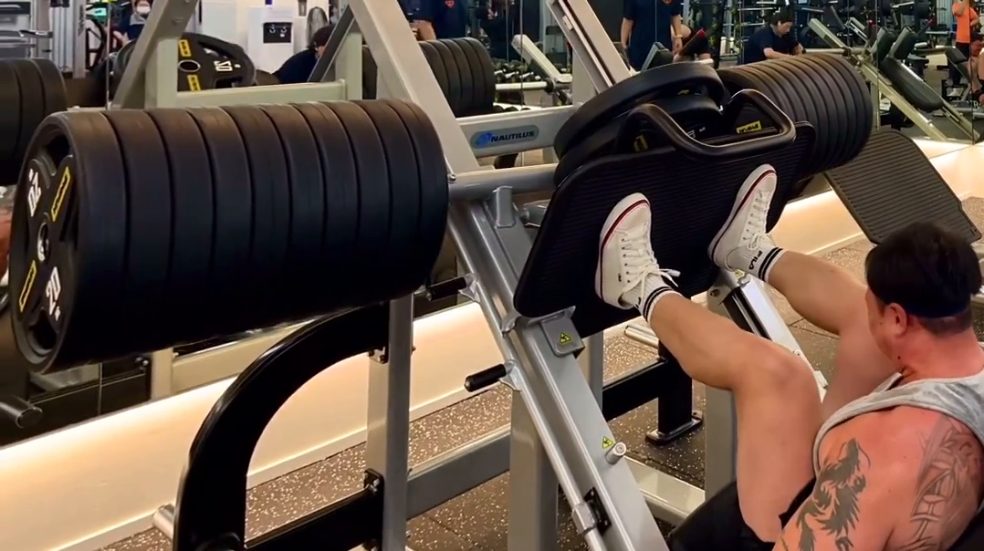 #레그프레스 480kg 스트랭스훈련
300kg부터 480kg까지 8셋트