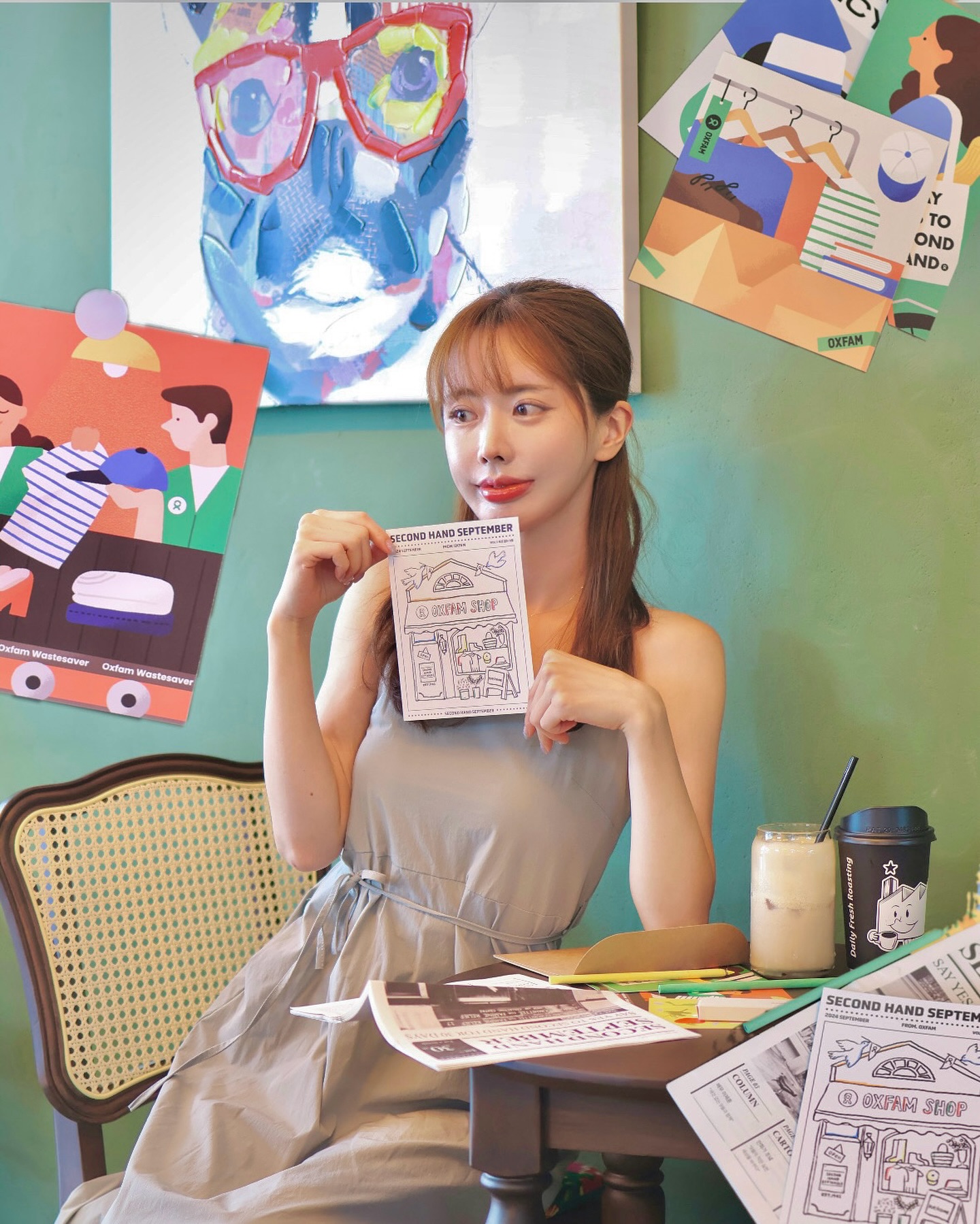#캠페인참여 
옥스팜 세컨핸드 셉템버➿
📮새것없는 9월 캠페인을 위해 옥스팜에서 우편물이 도착했어요!
바로 6장의 취향 저격 월데코 포스터를 담은 우편물&컬러링엽서 볼거리가 많은 타블로이드가 담긴 다짐응원 패키지랍니다➿

우리가 입는 티셔츠 한 장, 청바지 한 벌을 만들기 위해 필요한 물이 2만 리터, 차로 93km를 이동하는데 필요한 이산화탄소가 발생한다고하는데 누군가에게는 생존까지 위협당할 수 있는 문제죠. 그래서 옥스팜은 1974년부터 의류재활용 시설을 구축하고 매년 12000톤의 입지 않은 옷과 패션 아이템들을 수거해서 판매하고 있다고해요. 이 판매 수입금은 구호 현장을 지원하는데 사용되고 배우 이제훈, 방송인 줄리안, 시인 이훤, PD 구민정,  웹툰작가 조녘, 대기과학자 조천호, 뮤지션 복태와 한군님도 캠페인에 함께한다고 하니, 저도 자꾸 새로 사는 습관을 내려놓아 보려구요👧🏻

oxfamkorea #옥스팜 #세컨핸드셉템버 #새것없는9월 #다짐응원패키지 #세컨패션