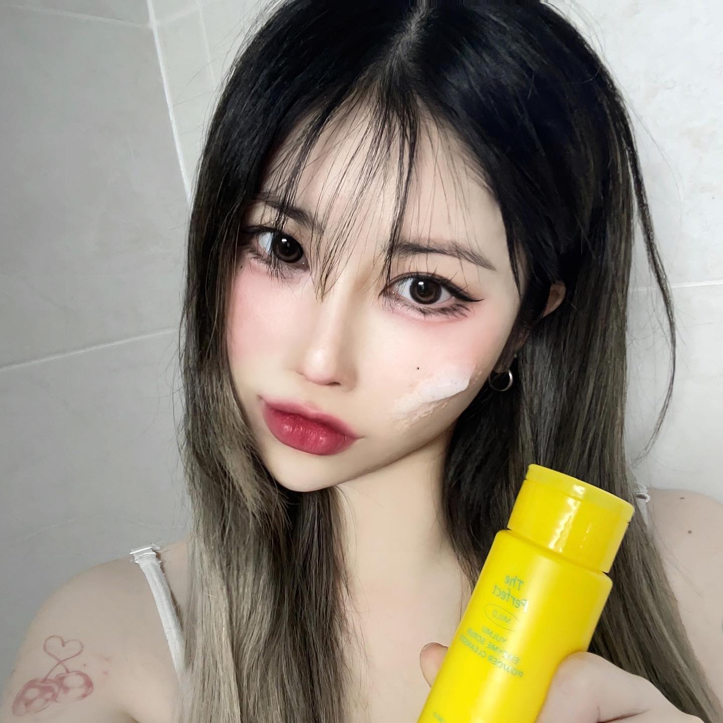 #협찬 #광고 ariul_official
매끈 피부결로 만들어주는 더펙트 율무 효소 클렌저&버블메이커 🍋

율무씨 가루, 파파야 효소, 식물성 스크럽 성분 함유로 선크림부터 베이스 메이크업까지 깨끗하게 세정돼요🧖🏻‍♀️

율무를 곱게 갈아 넣은 미세 입자 파우더로 가루 날림이 적고, 물에 잘 녹아 오밀조밀한 거품 생성🫧

율무효소클렌저 & 버블메이커 함께 사용 시, 풍성한 효소 거품이 부드럽게 모공 속 노폐물, 각질, 피지 딥 클렌징 해준답니다 ◡̈ 

피부 저자극 테스트 완료되어 민감한 피부도 사용 가능한 약미산성 효소 클렌저🌱

한정 기획 세트 할인가를 올리브영에서 만나보세요!✨
* 3/1~9일 단 7일간!
*  22,000원 → 할인가 18,810원 (14%할인)

#아리얼 #Ariul #더퍼펙트율무효소스크럽파우더클렌저 #율무효소클렌저 #율무효소 #파우더워시 #효소클렌저 #브라이트닝 #피지관리 #딥클렌징 #올리브영 #올영세일 #올리브영과함께 #올리브영추천템