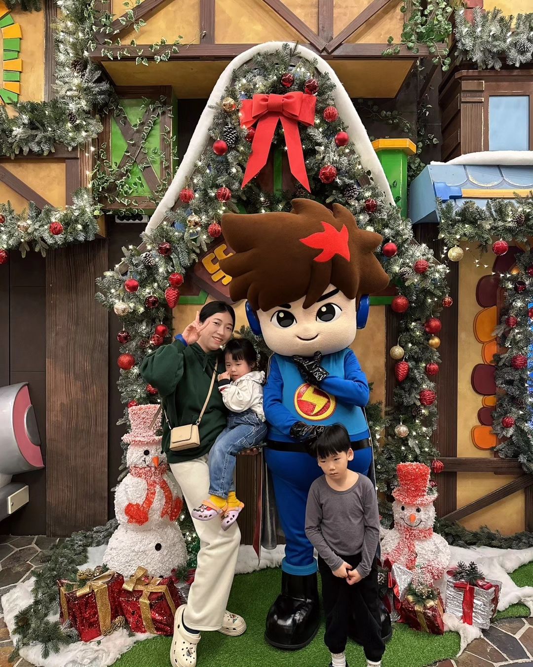 번개맨 홀릭 뀨하나를 위해 달려간곳!
진짜 번개맨이 아니라
뚱뚱한 번개맨이라 살짝 실망한 아이들😂
그래도 재밌어했고, 하주니랑 함께해서 더 신나해땅

#유치원봄방학 #방학때가볼만한곳 #아이랑나들이
#파주구름놀이 #수원아이랑갈만한곳 #파주아이랑갈만한곳 #번개맨 #뚝딱이