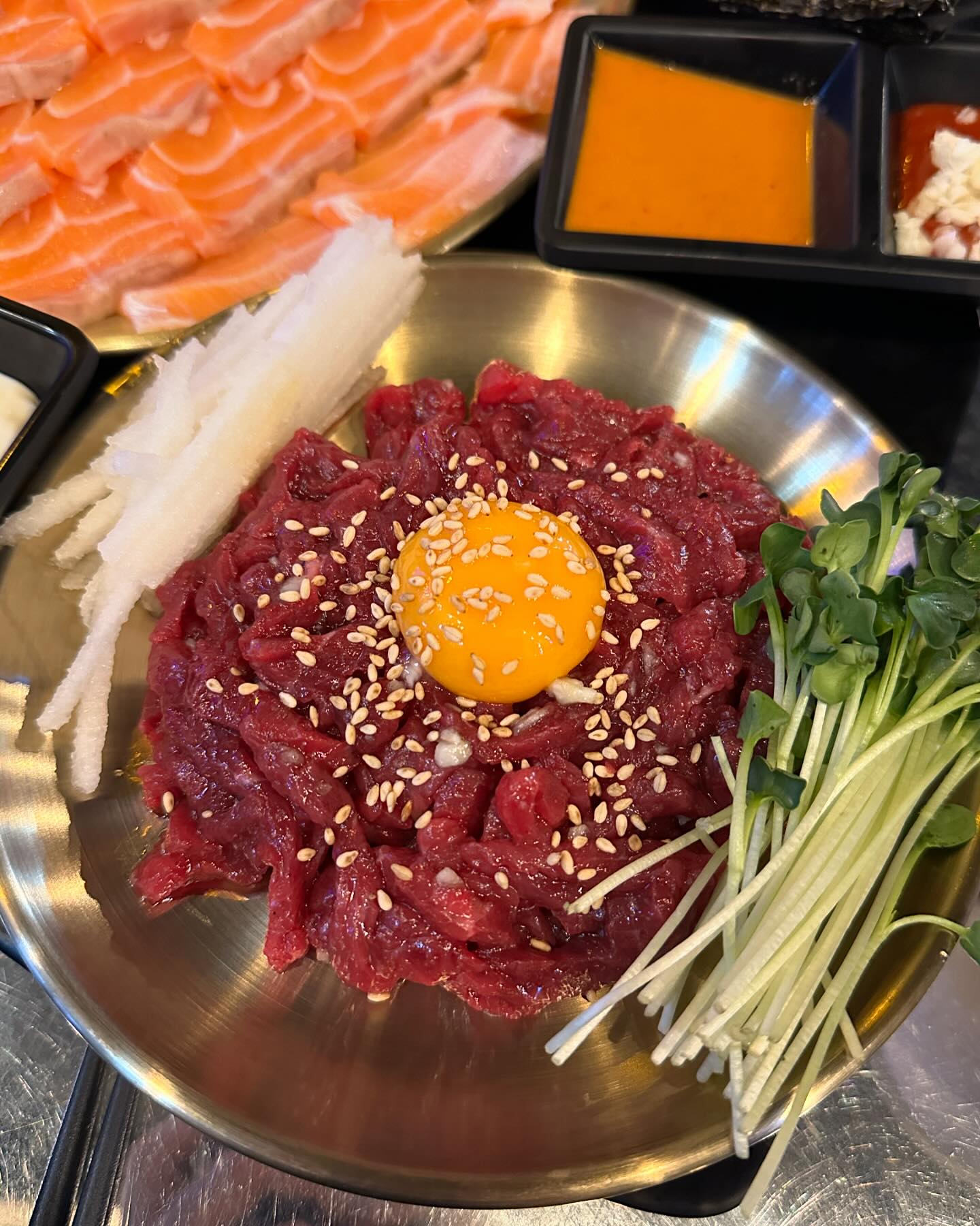 #협찬 #오육점이천 

이천 시내 맛집 술집 #오육점 
때깔 좋은 연어 뱃살 ~정말 신선하고 맛있어요
타르타르 소스에 양파랑 같이 먹으면 환상의 맛🥰

육회는 노른자 톡 터트려서 잘 버무려줘요
함께 나온 김에도 싸먹고
배랑도 같이 먹어주고~
달달한 양념 맛이 입안가득!
이천 육회 맛집으로 인정합니다👍🏻

📍주소: 경기 이천시 어재연로37번길 20 1층
⏰영업시간: 월-금 18:00-00:00, 토일 18:00-03:00
🏷️ 메뉴: 육회+연어뱃살사시미

#이천맛집 #이천시내맛집 #이천시내술집 #이천맛집추천
