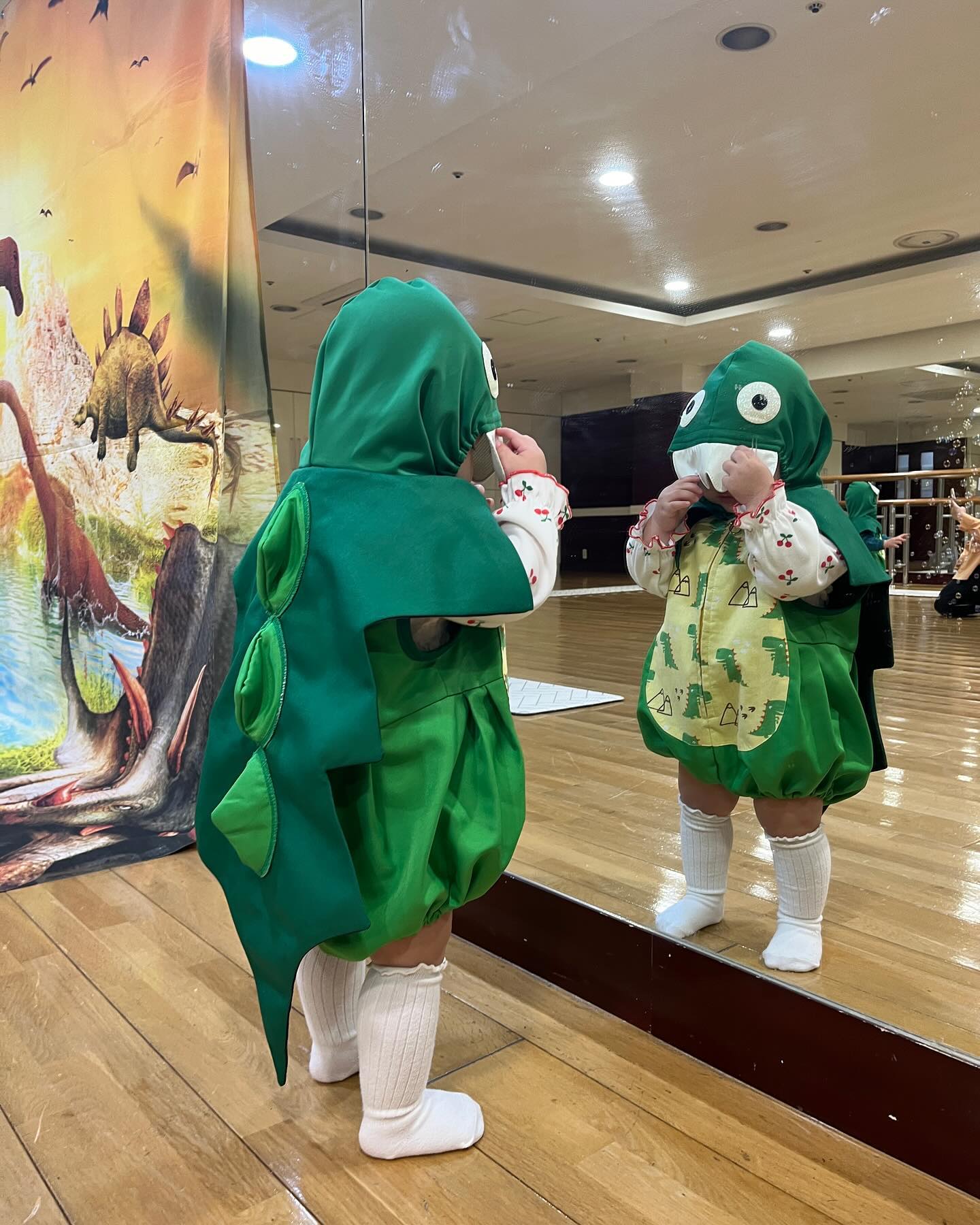 리아 없다, 까꿍 
#공룡으로변신🦖 
거울만 있으면 호다다닥 달려가기 바쁨
#거울공주납시오👸