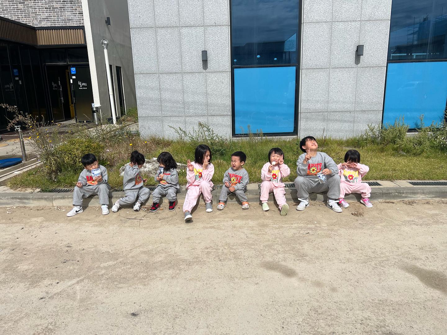 #아우디첫여행

대부도1박2일여행!!!

하람이 조리원모임
아가들 태어나서 
조리원에서 만난 엄마들💕

이렇게 완전체로 
여행은 처음!!!

1박2일은 너무 아쉽지만
또 가면 되니까💕

어른8명 아이8명
그중에 두집 아이3명씩👍

아우디 첫여행 성공💕

으른들이 너무 잘먹었던 여행
1박2일동안 3키로는 찐듯
먹고먹고 또먹고 여행👍

역시 여행은 먹방이지!!!!
또 놀러가즈아
.
.
.
.
#아우디첫여행 #여행성공적
#먹고먹고또먹고여행 
#또가자 #여행은언제나즐겁다
#하람이조리원모임 #대부도여행