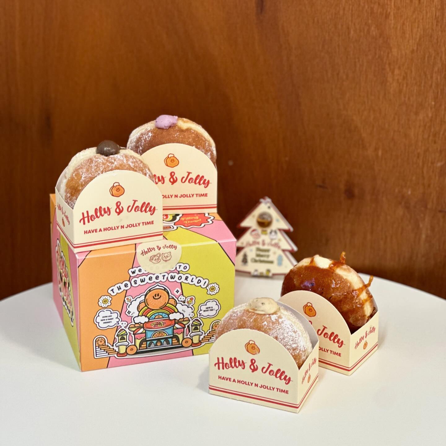 #협찬 hollynjolly_official hollynjolly_news

크림 가득 도넛 맛집 찾으시면 홀리앤졸리 매장을 찾아주세요! 자칭 도넛 덕후인데 빵피가 쫄깃하고 다른 도넛에 비해 크림이 많이 달지 않아서 물리지가 않아요. 주문 시 크림 양조절도 가능하고 다른 도넛 브랜드에 비해 종류가 다양해서도넛계의 베라같다는 소신 발언해봐용

#홀리앤졸리 #홀리앤졸리도넛 #홀리앤졸리카페 #홍대도넛 #홍대카페 #도넛추천 #도넛덕후