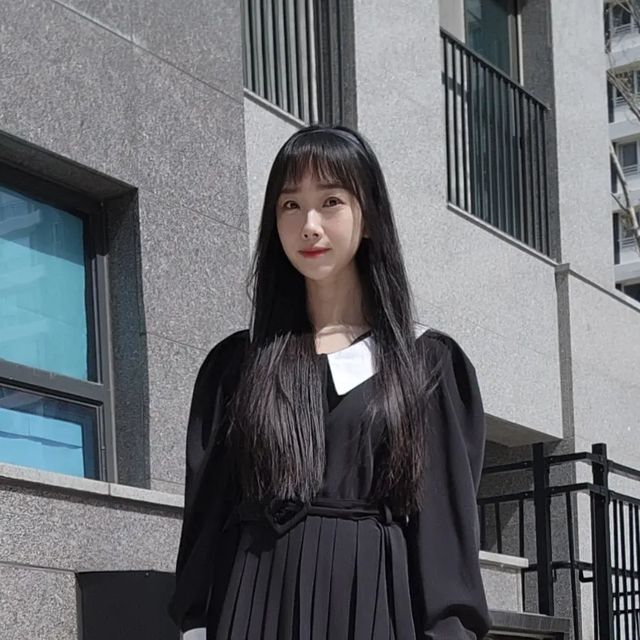 윤시아ㅣ패션 뷰티 인플루언서 on Instagram: "#광고 이쁜데 오래신어도 착화감도 좋고 편안해요 크림색 바디가 쏙 맘에드는 여성스러운 디자인이에요 😁 슬랙스 에도 원피스에도 어디에나 잘