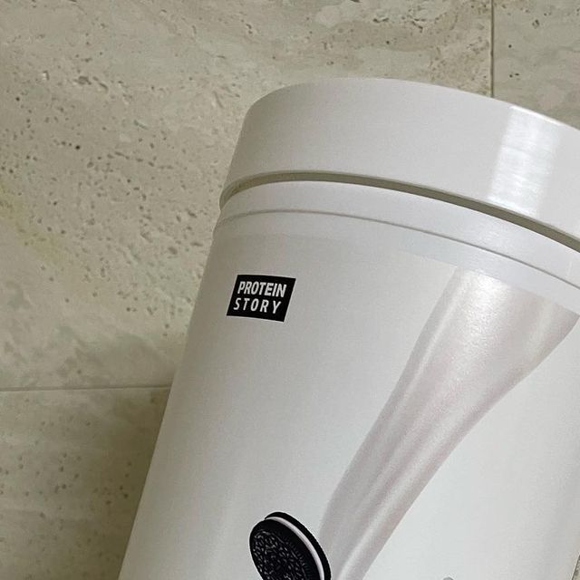 세원 on Instagram: "프로틴스토리 다이어트 쉐이크(오레오) 먹는법 우유나두유150ml~200ml 넣고 동봉된 스푼으로 2스쿤 넣고 5초 에서 10초 흔들기 ※ 아침에 출근할때, 운동 끝나고 허기질때, 운동