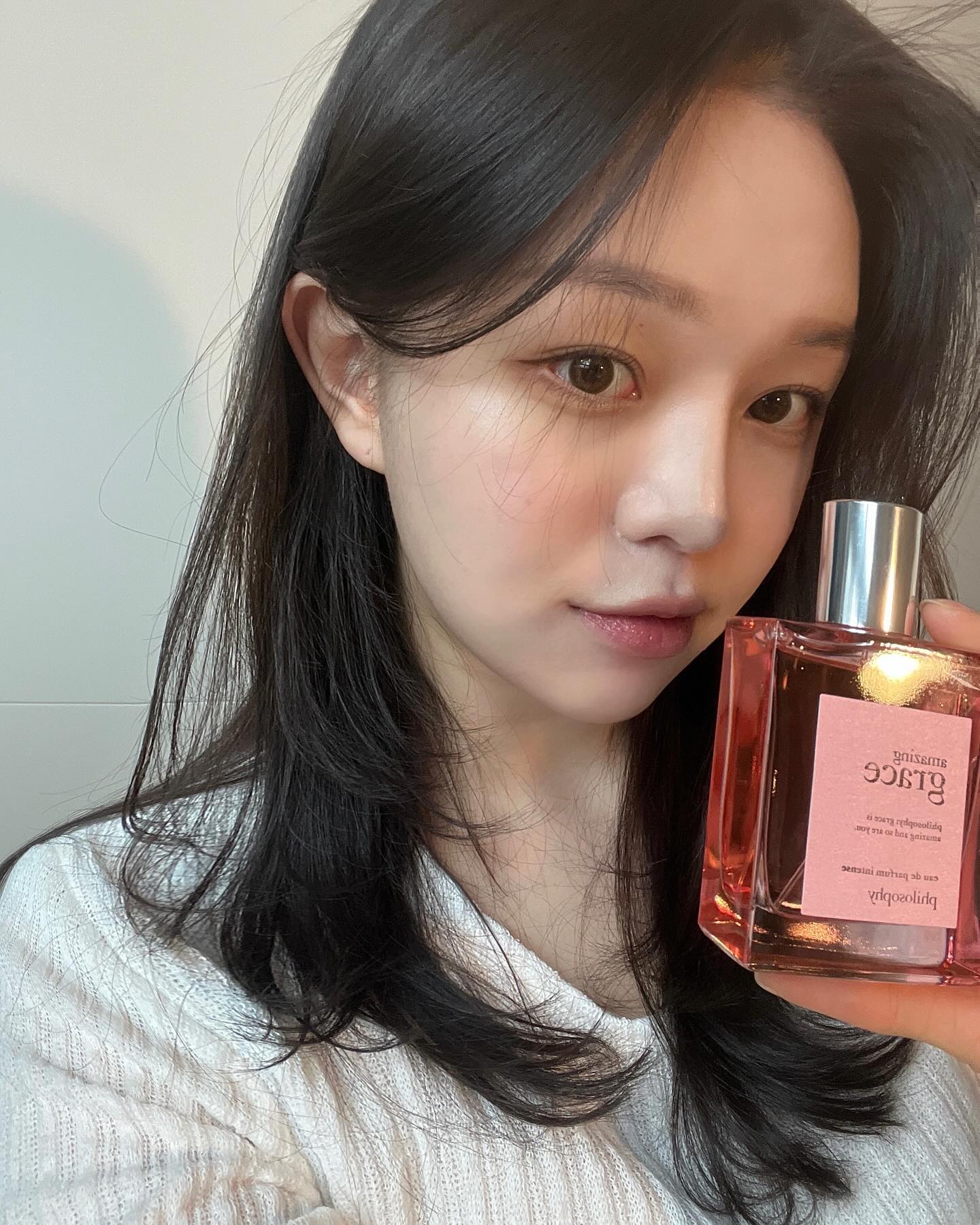 #협찬 lovephilosophy 

일상 속 #intenselyamazing 한 순간 함께한
필로소피 어메이징 그레이스 인텐스 🫧

미국 1위 향수 브랜드 필로소피에서 나온 신제품 !
달달한 향에 잔향도 너무 좋아서 계속 냄새만 맡고 있는 .....
올리브영에서도 판매 중이니 시향해보세요 ! 💭

#intenselyamazing #philosophy 
#필로소피향수 #amazinggraceintense #어메이징그레이스인텐스 #발렌타인데이 #발렌타인데이선물 #향수추천 #올리브영향수추천 #필로소피어메이징그레이스 #여자친구선물 #올리브영향수 #플로럴향수 #프루티향수 #머스크향수