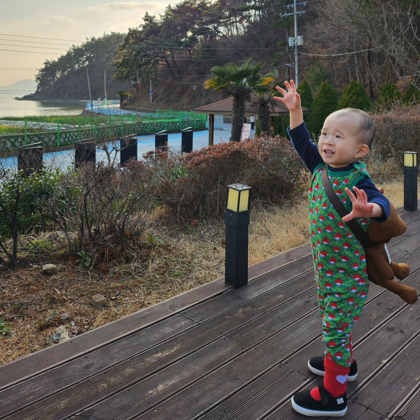 날씨 무슨일이야
너무 따뜻해라 나오니까 좋다고 씨익 웃기는 
엄마 눈에는 귀여워