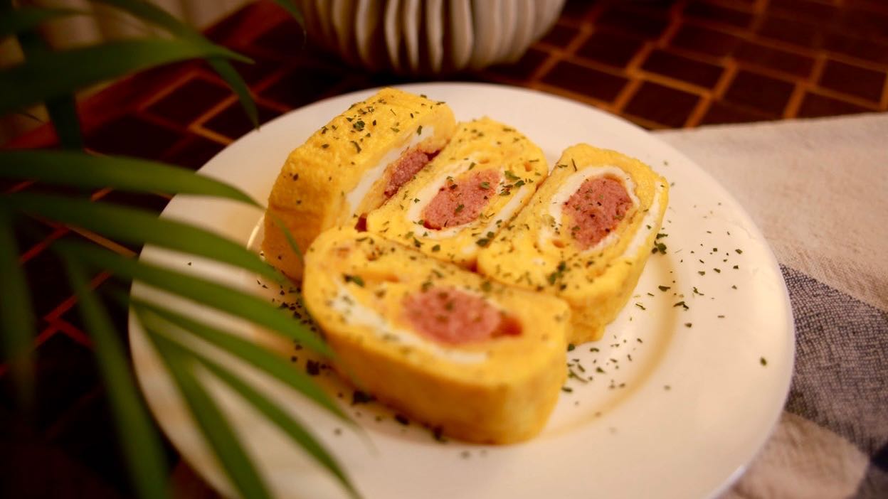 .
나도 해봤다🍳 국민 술안주 #명란계란말이

어느새 이번주도 흐르고 흘러 금요일이 되는 순간을 맞이하여 간단하게 만들어보는 명란 계란말이

집에서 반찬을 만들어 먹는 것 보단 메인요리 하나로 저녁을, 반주거리를 만드는게 보통이지만 계란말이 만큼은 대표적인 반찬이라할 수 있어도 주기적으로 생각나서 만들어먹는듯

이게 기본이 가장 어려운거라고 계란말이를 참 소복하고 이쁘게 만드시는 분들이 많은데 잘안되는걸 보면 이런데서 내공이 드러나는 법인가보다🤷🏻

부쩍 요리학원이랑 사진을 좀 더 배우고 싶다는 생각이 드는 요즘임

푸드 스타일링 이런거 배우고 싶음🙋🏻

#안주하는남자 #안주하는삶 #안주남

#동탄맛집 #은우리집

#계란말이 #저녁반찬 #명란젓요리 #쿡스타그램 #홈스타그램 #안주스타그램 #플레이팅

#술안주 #사케 #사케안주