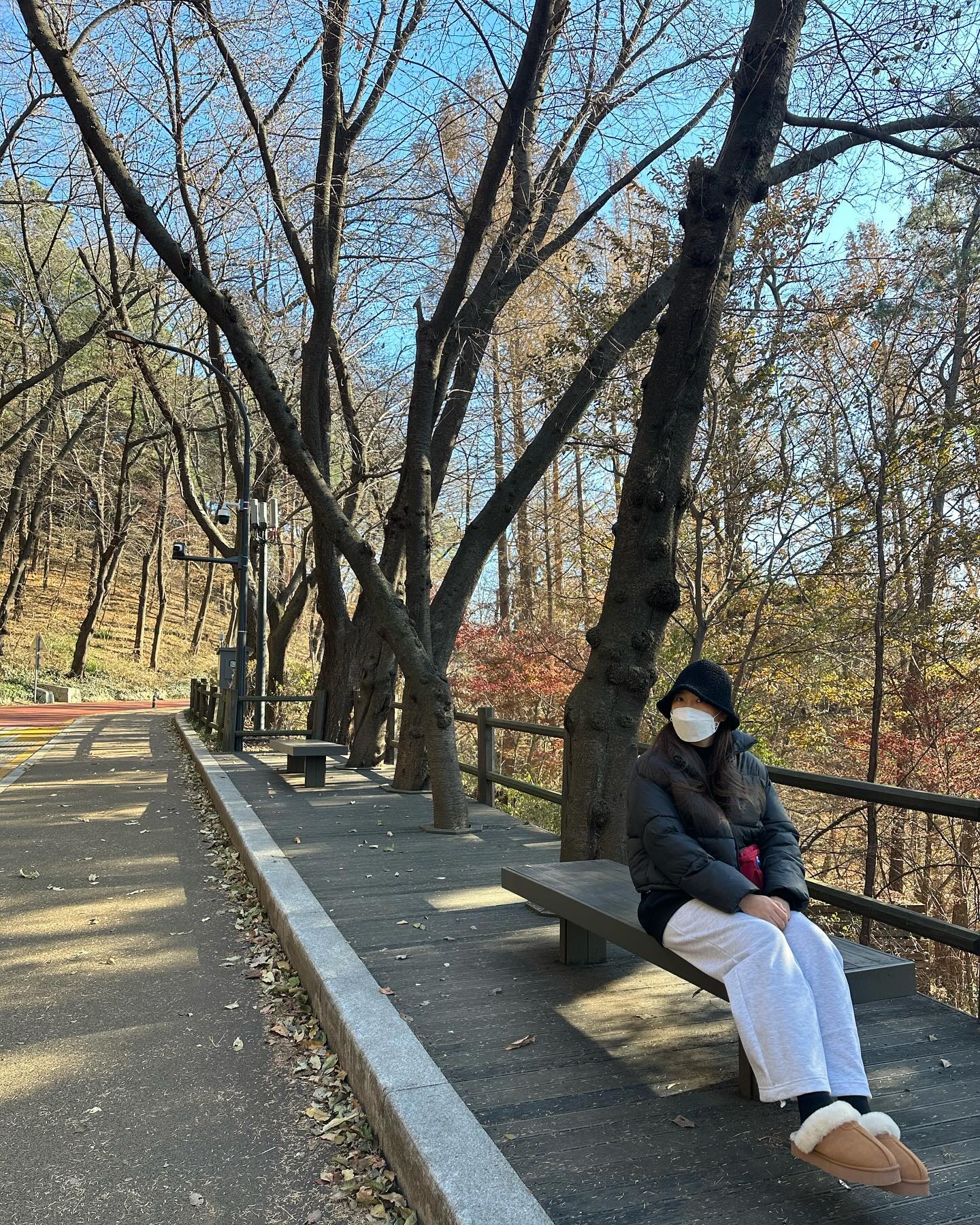 #무계획여행 밥먹고.. 소화도 시킬겸..
다녀온 #남산타워 촌사람이라 ㅋㅋㅋㅋ 어디가 뭔지 ㅋㅋ
근데 체력도 진짜 ㅠㅠ 엄마랑 조카도 가볍게 잘 올라가는데
나만 장거리달리기하고 난 뒤의 ㅋㅋㅋㅋㅋ 힘든느낌😫
올라가서 인증샷 찍고 서울이 한눈에 #청와대 #롯데타워 다보이고
저녁에 오면 더 이쁠듯 외국인 엄청 많고 ㅋㅋㅋㅋㅋㅋㅋ
내려갈땐 버스타고 가볍게 슝

#남산 #남산타워 #서울여행 #체력방전 #나만힘든가