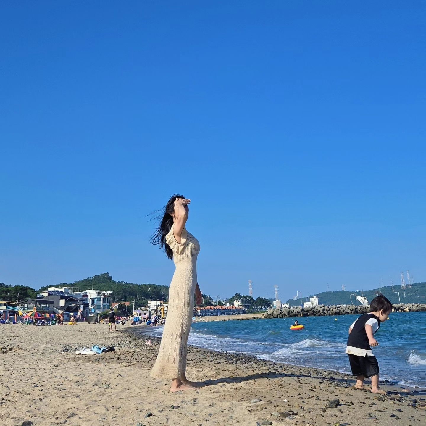 #임랑해수욕장 

24년 첫바다.
아빠따라 낚시 갔을때 바다 눈으로보고
옆에 있는 자갈밭에서 잠시 논게 다라서
모래사장에서 놀게 해주고 싶어 데려간 부산바다

차에서 내리자마자 후회했지만
애기들이 예뻐서 다시 감동으로🩷
더군다나 사진도 사기적으로 잘찍어줘서
더 좋었던 #임랑해수욕장 

사람 작고 아이들 놀기 좋고,
무엇보다 서아가 무척 좋아해서 또 갈듯😆

#휴가언제끝나노 #방학은언제끝나노 #매일어디가는지물어보는데 #갈데없다 #가고싶은곳은 #집밖에없다고 #다이어트성공했나 #이것은보정인가 #찐인가 #부산임랑해수욕장 #소통 #육아맘 #다이어터 #365일맥주마시는다이어터