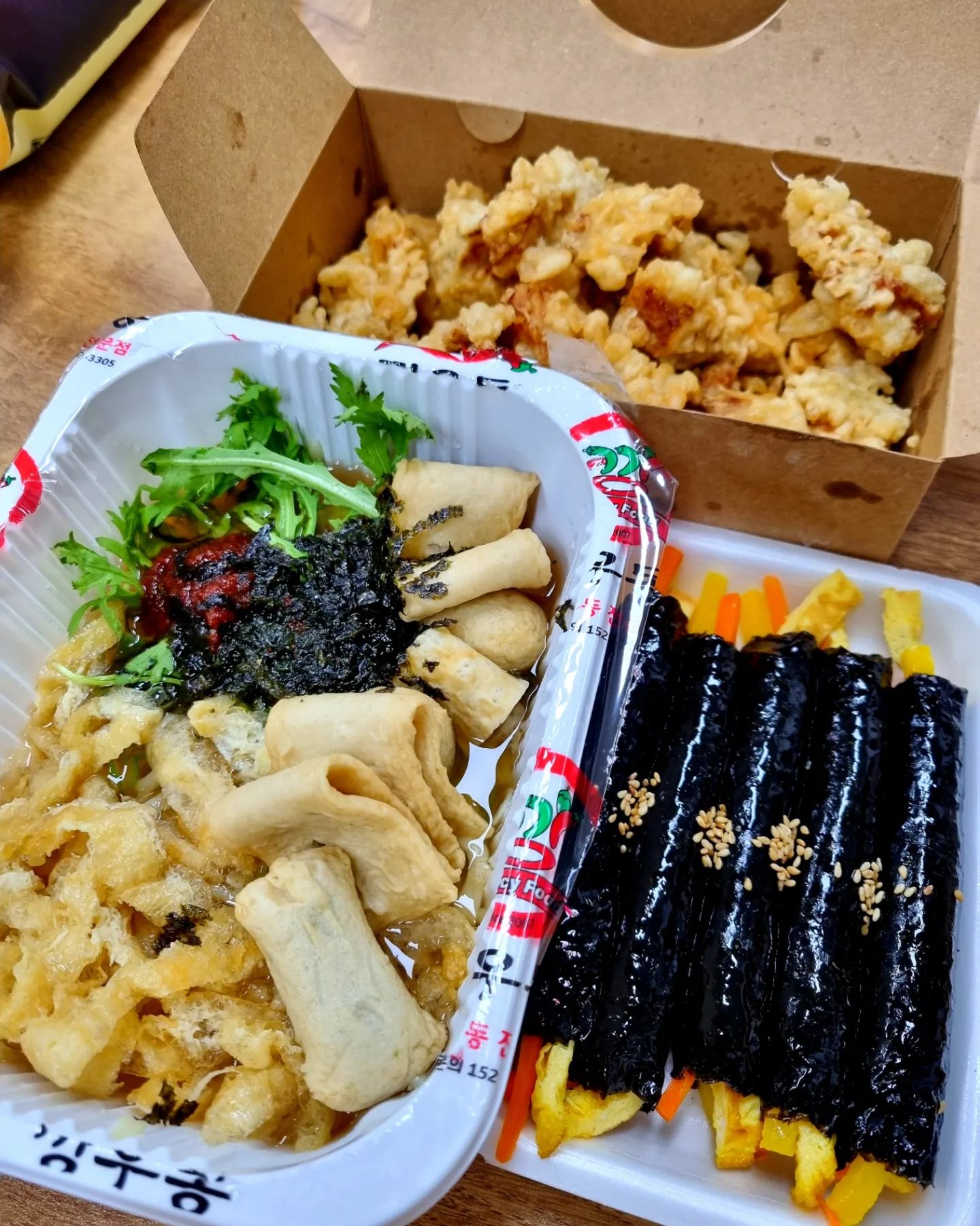 .
.
#깡우동
#탕수육
#꼬마김밥

오늘도 사무실 정리하다가ㅋ
친구네 놀러옴👍👍👍
깡우동 매콤한맛이랑
탕슉이랑 꼬마김밥 포장해서
위스키랑 한잔중💕
깡우동은 포장하면 안되겠다
탕슉도 우동도 다맛없네
😑🤨😐🤨🤔
ㅋㅋㅋ 그래도 위스키는
마싯어요😉
언능 사무실 정리끝내고
나도 사무실에서 한잔해야지
ㅋㅋㅋㅋ✌️

#보정동맛집 #보정동카페거리 #죽전맛집#수지맛집#수원맛집#위스키#우동#김밥#재희포차