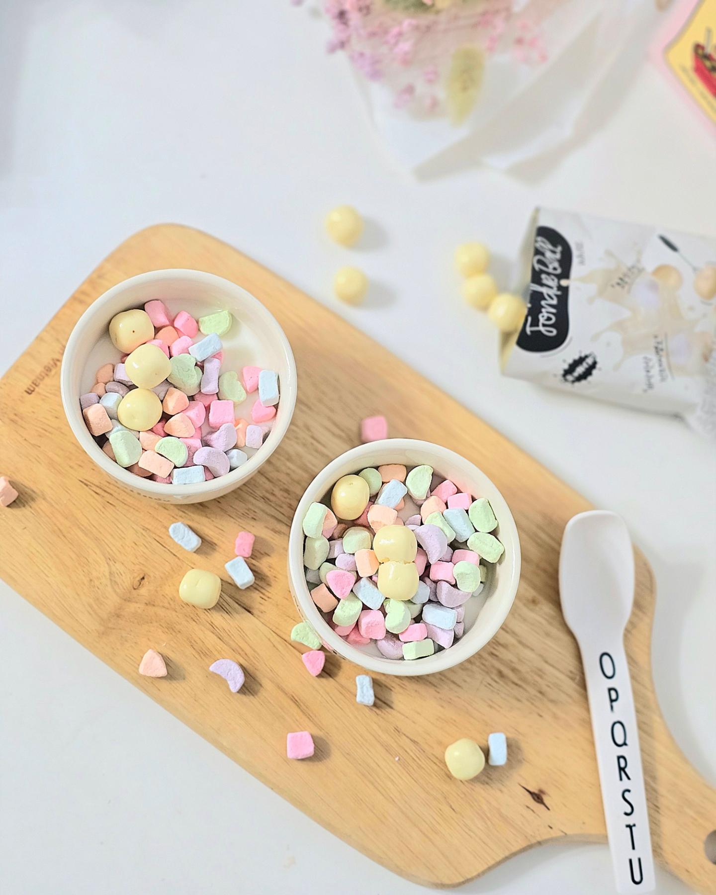 #할인구매 snax__kr #멜로팝 #스낵스

주말 아침
집에서 만든 요거트에 
알록달록 색상에 달콤한 맛
#멜로우팝 건조마쉬멜로우 뿌려줬더니 맛있자며 잘 먹는 아이들♡

씹는 소리까지 다 맛있어요 :)
우유나 요거트에 뿌려먹기 넘 좋은 토핑♡

#마시멜로#생활용품 #마시멜로 #디저트그램 #신상품나왔을땐 #마시멜로우 #토핑 #멜로팝 #건조마시멜로 #육아 #건조마시멜로우 #디저트