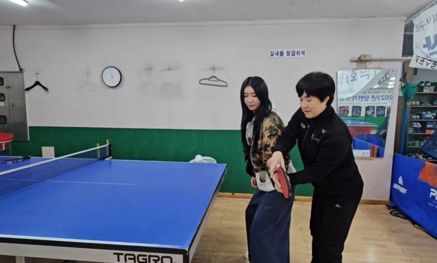 오랜만 일상♡
엄마와 데이트🙈

우리엄마는 #탁구쌤  #탁구레슨 을 
열정적으로 해주는#선생님 인데~~ㅋ
엄마가 탁구쌤이자, 선수로 
활약하는동안, 한번도 엄마의 일터를
찾아가서 탁구를 칠생각을 하지못했다..

"딸도 탁구좀 배워봐. 엄마탁구하는거 보러와"
무뚝뚝한 엄마가 넌지시던지는 말에
건성으로 대답할뿐.. 
오늘막상 엄마한테
짧게나마 맛보기배움을해보니, 재미있기도하고
엄마한테 좀미안하기도하고 그랬네..🙉
내인생의 #첫탁구 ㅋㅋ

한때 #탁구 에 미쳐서  탁구지옥에
빠진 엄마가 미울 때도 있었지만
엄마가 좋아하는일을 해서 행복하다니 나도 좋앙❤️
건강하게 즐기면서 해주시용 손여사🙏💕알랍💓

첫 탁구치고는 소질있다고 해줘서 감사합니데이🫡

ㅡㅡㅡㅡㅡㅡㅡㅡㅡㅡㅡㅡㅡㅡㅡㅡㅡㅡㅡㅡㅡㅡㅡㅡㅡ
#일상 #운동하는여자 #공감 #소통 
#대구탁구장 #탁구레슨손미정 #취미운동
#likesforlike #instagood #instastyle 
#instadaily #instapic #instalike 
#instafashion #photooftheday #family 
#instamood #좋아요 #좋반 #좋댓