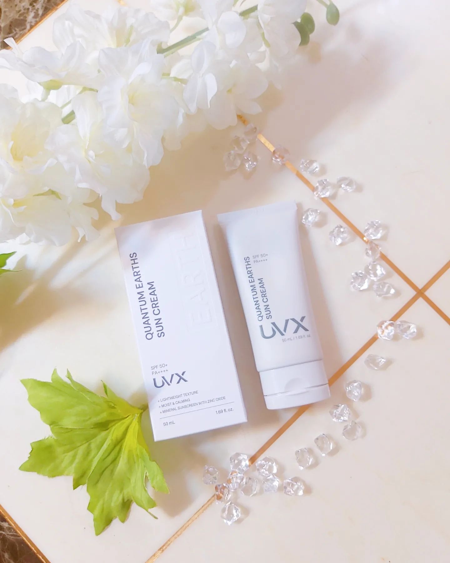 #협찬 uvx_suncare #어스무기자차선크림 #UVX
.
.
UVX 퀸덤 어스 무기자차 선크림
사계절 선크림은 필수지만 건성피부의 저는 요즘 찬바람과 히터바람에 피부가 민감해서 오히려 선크림 바르기가 어려워요😢
미백, 주름개선, 자외선차단 3중 기능성 화장품인 어스 무기자차 선크림은 발효시카 성분으로 민감피부 진정까지 효과적이라 사용해 봤어요👌
.
자외선 차단지수가 SFF50+, PA++++로 현존하는 자외선 차단지수 중 가장 강력!
자외선 차단 성분으로 자연유래 100%의 징크옥사이드만을 함유해 자외선을 강력하게 차단하면서 피부 보호에 도움을 줘요!👍
무기자차 선크림이라 뻑뻑하고 건조할줄 알았는데  수분크림 처럼 촉촉하게 발려 발림성이 너무 좋아요~
백탁현상 없이 내피부인냥 자연스러운 미백효과에 선크림 특유의 냄새가 아니라 은은한 향기라 굿굿!
요즘 홍조에 민감한 피부상태인데도 자극이 없이 너무 순해서 놀랐어요😲
해양 생태계를 해치지 않는 리프세이프 제품이라 환경을 생각하는 것도 너무 좋네요!
.
.
#08L#백탁없는선크림#홍조#피부#뷰티#주름개선#무기자차#미백#무기자차선로션#진정선크림#신상품나왔을땐#무기자차선크림#셀스타그램#셀카#데일리#일상#영대#경산#대구#부산#좋아요#소통#맞팔#인친#좋반#좋아요반사#좋반테러