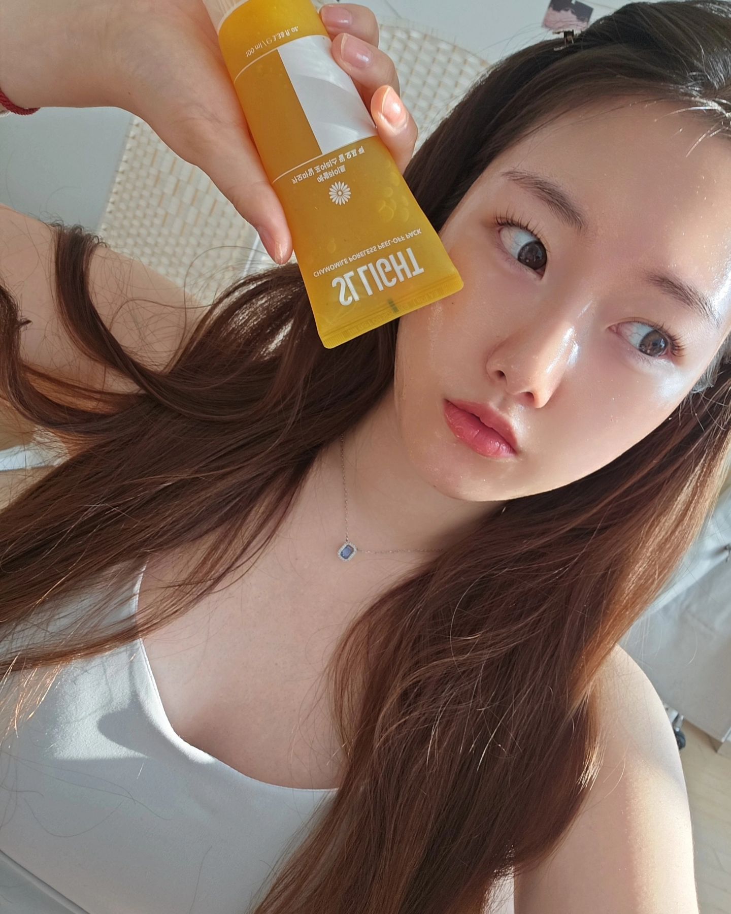 모공 케어에 좋은 카모마일이
꽃잎,줄기,잎이 통째로 들어간 쫀쫀한 필오프 팩🌼

상큼한 꽃향기를 극호 하는 나로쒀
팩 향이 정말첵오....🙊✨️🫶🏻

피부진정에 도움이 되는
병풀,어성초,녹차가 함유되어있어서
세안 할 때 피부 만져보면
진짜 보들보들한게 느껴진다눈...🤍

각질제거, 모공케어까지 한번에 가능하고
바르고 씻어내는 귀찮음 없이
떼고 자도 되서 넘 좋아여 추천👍🏻