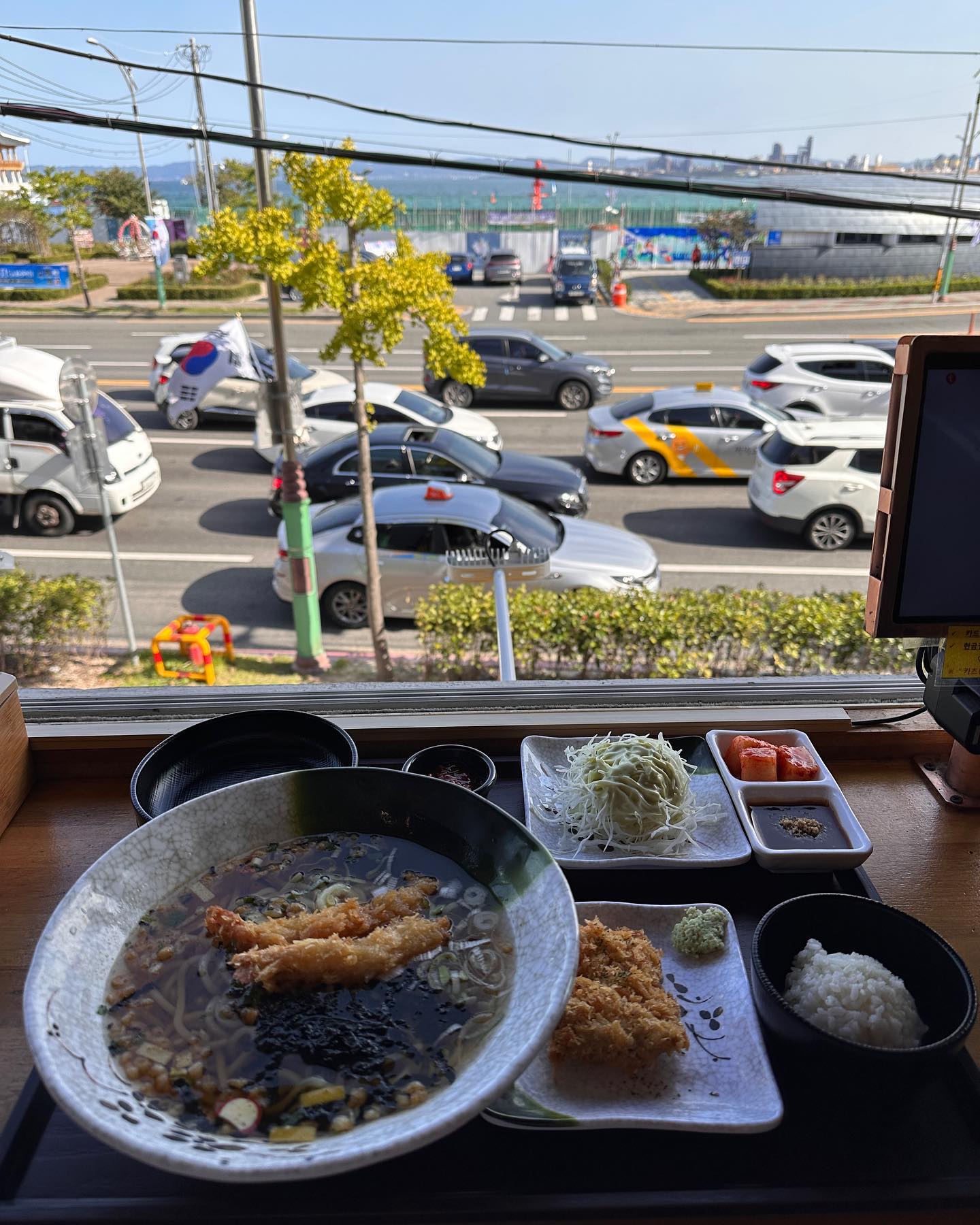 #협찬
#영일대투래빗
#경북#포항
#치리치리_포항
.
오션뷰가 넘나 멋졌던 영일대 맛집
영일대투래빗🐰🐰
.
수제 카츠와 온면 구성이 
든든한 식사한끼 하기 너무 좋더라구요!
.
🍽️ 온면정식
우동은 아니지만 우동보다 얇은 면에
시원한 국물이 완전 맛있었던 온면이였어요👍🏻👍🏻
특이하게 빨간양념장이 들어가는데
양념장을 넣어도 맛있고 안넣어도 맛있고
둘다 맛있더라구요😆😆
.
🍽️ 모듬카츠정식
안심,등심 부위별로 두점씩과
치즈카츠, 새우튀김 구성이였는데요!
여자 혼자 먹기 배부를 정도로
든든하게 나왔어요😁😁
바삭하고 고기 육즙이 팡팡 터지는게
완전 고소함 그 잡채 😄😄
.
훤히보이는 바다뷰와
스페이스워크도 한눈에 보여서
눈닿는 모든곳이 멋졌던
뷰맛집 영일대 투레빗이였습니다👍🏻👍🏻
.
📍경북 포항시 북구 삼호로 269-1 2층 
📍11:30-20:30 / 매주 수요일, 목요일 휴무
📍주차가능/포장가능