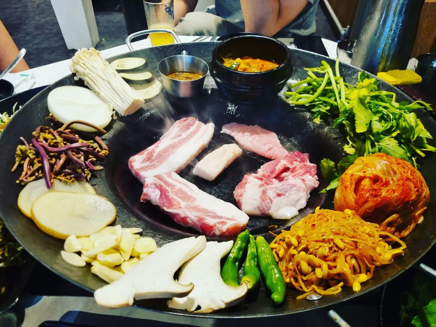 #첫줄
.
.
.
#수미삼겹 #수미한판 #수완동 고기집 #수완지구 고기집 #수완동고기맛집 #수완동삼겹살 #삼겹살 #꽃목살 #배항정 #대패한판 #메뉴 다양하게있네요 #처음에 고기 사장님이 구워주심 #각종야채 기름에 볶음 기름에 야채 볶아서 먹으니 신기함 #예전에 기름에 야채 볶아서 먹으면 맛있음