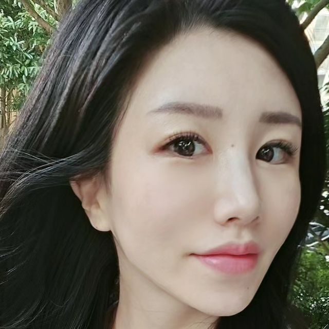 율🌱 on Instagram: "#광고 NEW #메디큐브 프로 글루타치온 쿠션 한 번의 터치로 바르는 순간 프로처럼 완벽밀착! 뒤집어지고 잡티도 짙어지는 임산부 피부도 맑게 만들어주는 메디큐브 글루타