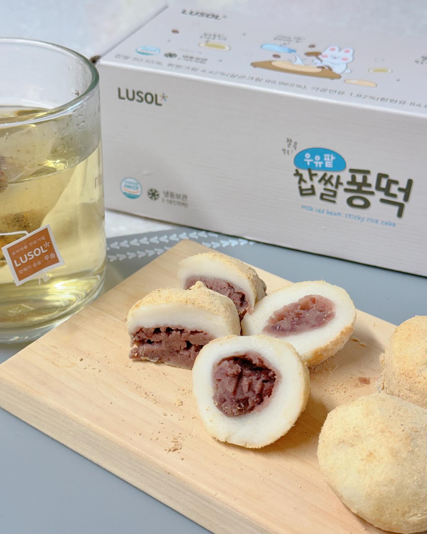 #협찬 
매일 한몸처럼 지내는 방학중 얌전이랑
맛난 #떡먹방 😚

✨루솔 우유팥 찹쌀퐁떡
✨루솔 작두콩 보리차 
& 커피

얌전이 점잖이 유아식을 책임졌던 루솔에서
어린이도 으른이도 맛나게 먹을 수 있는 
찹쌀떡이 나왔거든요🙋🏻‍♀️

우리나라 최초로 행정구역 전체가 
유네스코 생물권 보존지역으로 선정된 
전북 고창군의 쌀로 엄선해서 만들어진 떡!!
농업진흥청의 특거기술인 굳지 않는 
떡기술을 접목하여 냉동실에서 꺼내 자연해동하믄 
떡 피가 갓 만든 떡처럼 말랑쫀득 부드러워요.

인절미 콩고물 옷을 입은 말랑쫀득한 떡 안에는
부드러운 팥앙금이 들어간 우유팥 찹쌀퐁떡🩵🤍
감미료, 착색료, 팽창제도 없고
프랑스산 엑설런스 휘핑크림을 앙금에 추가하여 
더욱 부드럽고 고소하게 먹을 수 있어요😚

#방학간식 으로 추천합니다앙🙋🏻‍♀️

#찹쌀퐁떡 #딸기떡 #찹쌀떡 #카스테라떡 
#딸기 #홈카페 #떡순이 #떡맛집