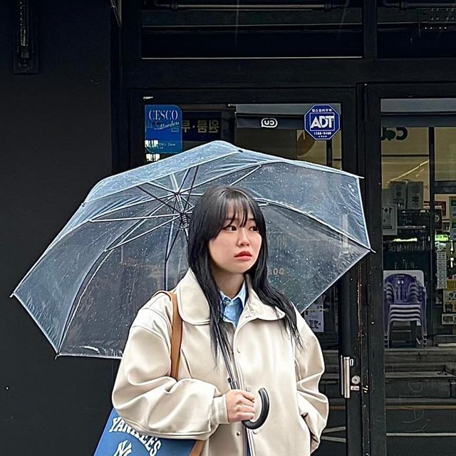  가현 on Instagram: "#광고
우산 쓰고 찍기 너무 어려워,,,,
(마지막 삐진거 맞음.)

루즈~오버핏 실루엣 바탕으로 제작된 아이템이고
부담없이 가볍게 걸치기 좋은 캐주얼한 무드여서 걸치면 꾸가 되는🤍
#스탠다드에러  #STANDARDERROR #남여공용자켓 #자켓#데일리룩#자켓추천#간절기아우터#JACKET#パンツ  #outer #스탠다드에러x텍토리#바시티#레더바시티"