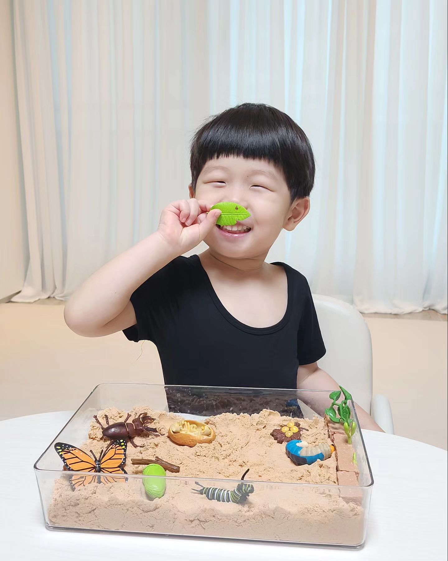 한살이 피규어.. ˙ᵕ˙
⠀
모래놀이와의 조합은
안 좋아할 수가 없지

32개월때 지후니의 꿈은
애벌레가 되어서
장수풍뎅이가 되는거였지 

40개월인 지금은
아빠처럼 키가 쑥쑥 커서
👮경찰관이 되고
🌶고추도 먹고
☕️커피도 마시는거

🎨 한살이 피규어&모래놀이
• 자연관찰책과 연계해서 놀이하면 좋아요.
• 애벌레를 모래알 속에 넣어서 주면 좋아해요.
• 돋보기로 크게 관찰해보아요.

• 그치만 모래놀이 마무리는 중장비..💦
⠀
