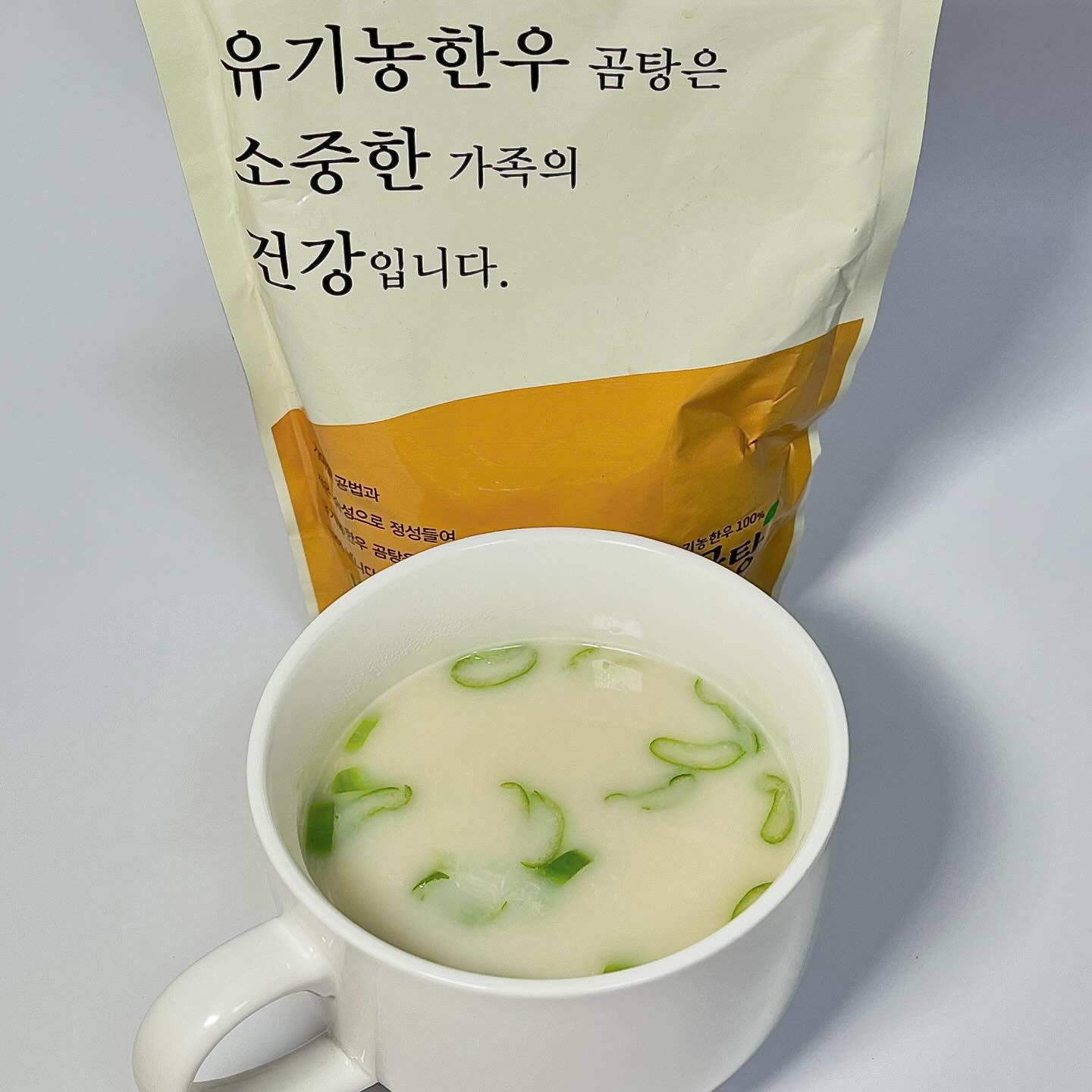 #한우곰탕#보양식

간편하고 든든한 보양식을 먹고 싶다면,
본우 ‘한우곰탕’ GO! GO! 🏃‍♀️

-

다른 첨가물 없이 오직 100% 유기농 한우를
우려내 만든 전통곰탕인 본우 ‘한우곰탕’🐮

본우는 동물복지 유기농 한우 전문 브랜드로,
유기농과 동물복지의 가치를 중시하며 엄격한
기준으로 프리미엄 유기농 한우를 관리한다.

잘 관리된 한우를 42시간 정성들여 우려내고
가마솥 공법과 저온 숙성 공법으로 끓여 진하고
 깊은 맛을 느낄 수 있다!

게다가 본우 만의 기술력으로, 흡수력이 뛰어난
곰탕을 만들어 소화기관이 약한 부모님, 임신중
인 산모, 기력회복이 필요한 노인, 소화불량으로
고생하는 분들이 부담없이 먹을 수 있다는 점 ✨

HACCP 인증을 포함해 까다로운 5가지 인증을
받고, 실온보관도 가능한 제품이라 안전하고
간편한 섭취도 가능하다 😊 

곰탕, 떡국, 설렁당 등 다양한 요리로 활용도
가능하니,  집에서 간편하고 든든한 보양식을
먹고 싶은 사람들에게 본우 ‘한우곰탕’을 추천한다!❣

-

📍 본우 ‘한우곰탕’ (bonwoo_official)

#협찬#한우곰탕#사골곰탕#곰국#사골육수#한우사골곰탕#사골#한우사골#떡국육수#한우사골육수#곰탕#본우