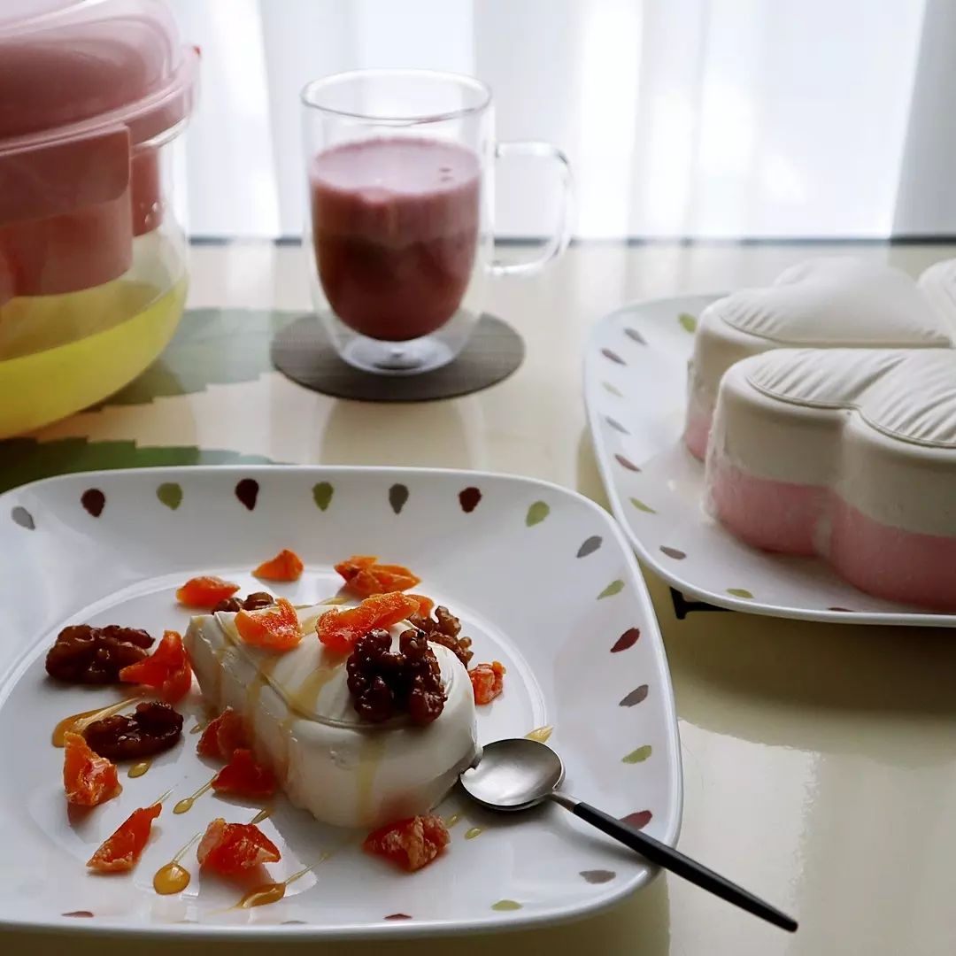 #협찬
#그릭요거트 맛있어!
하지만 비싼감이 있고
집에서 면보로 만들려면 번거롭고
잘못하면 냉장고 냄새 배임 😭

하지만 #위티미티 #요거트메이커 로
#그릭요거트만들기 넘나 쉬운거✨

원유 98% 이상으로
팩틴과 젤라틴 미포함 제품을 준비한다
난 내가 요거트도 직접 만들었지~
#위티미티요거트메이커 는 2600ml 대용량
한꺼번에 넉넉히 만들수 있다!

▫️양을 많이 해서 36시간의 1차 유청 거르기
▫️누름판 별 모양 맞춰 올리고
3kg 스프링 추가해서
12시간 추가로 2차 유청 거르기
▫️그 후 4kg 스프링 또 추가해서
다시 3차 유청 거르기

명절이 껴서 유청거르기를 아주 제대로 해줌

중간에 유청 비워주지 않아도 되고
만들어지고 난 모양은
네잎크로바로 넘나 이뿨~
4등분을 하면 하트
이걸 다시 반으로 자르면 물방울 모양

호두와 반건시에 꿀까지 곁들이니 고급진맛 듬뿍!

촉촉하게 꾸덕하게 꾸~~~덕하게
내가 원하는 질감으로 조절 할 수 있고
케이크서버로 이쁘게 떠서 먹으면
홈카페 부럽지 않지 👍

유청으론 라씨 만들기까지!

명절에 급찐살 그릭요거트로 관리해봐야겠다

#유청분리기 #요거트 #꾸덕메이커 #레시피