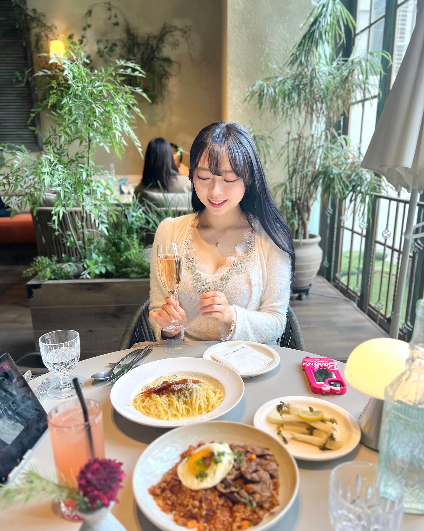 🍒

이런 말 안하는 사람이 사진 빨리찍자구 하면
매우 배가 고프다는 뜻✔️

근데 또 내 사진은 세상 정성스럽게 담아주지?💗

#아이폰인물사진 의 맛 ☺️ #아이폰 #인물사진

-----------------------------------------------

❣️ 𝓼𝓬𝓱𝓮𝓭𝓾𝓵𝓮 𝓼𝓮𝓸𝓷𝓰𝓼𝓾
✨ 02-466-0236
✨ 11:00 - 22:00 (브레이크타임 X)
✨ 서울특별시 성동구 아차산로 104 스탈릿성수 2층
✨ 성수역 4번 출구 연결 통로로 이용 가능
✨ 19:30 이후 콜키지 프리✔️

#스케줄성수 #성수동데이트 #성수동와인바 #콜키지프리