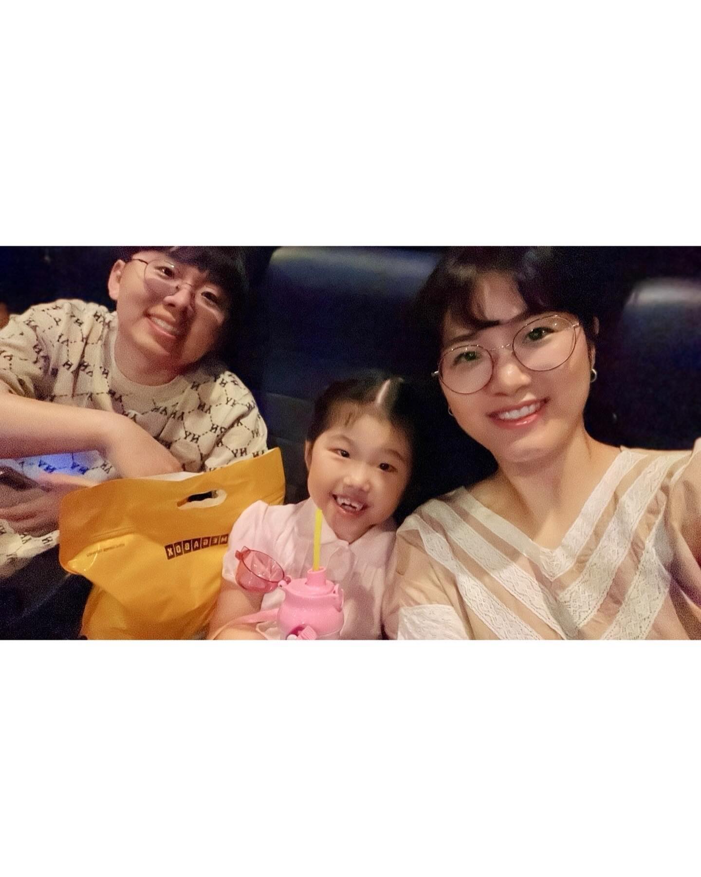 대리수치를 느끼는 인사이드아웃2🍿

사춘기를 겪으며 누구나 가질 수 있는 흑역사를 기발하게 표현했다 싶다.
그냥 부럽이 이름을 한번에 못알아들어서 쟨 대체 누구지 싶었던 초반.

영화를 보며 새삼 콩나물이 내 딸이구나 싶었던 부분은,
실시간 흑역사 생성중인 라엘리를
손으로 눈을 가렸다가 결국 보게 되어 이마 때리는 콩나물이나
두 주먹 불끈쥐고 눈을 감지도 뜨지도 못하는 내가 너무 닮아서.

“불안이가 왜 저러는거야?”
”불안해서. 낯선 감정을 만나 불안해서 그러는거야.“
“불안이 나쁜애야?”
“아니. 불안이가 너무 커서 그래. 뭐든 적당한게 좋지.“

영화를 보면 궁금한게 많아지는 모양인데,
실시간으로 질문하고 대답해주지 않으면 그냥 지나친다.

주말을 바쁘게 보내고
전리품마냥 잠보팝콘 끌어안고 보는 건담 시드까지.
훌륭한 주말이다.

#우리집_콩나물 #내사랑집요정과함께 
#오랜만에주말피드 
#디즈니 #픽사 #인사이드아웃2 #InsideOut2
#인사이드아웃 #InsideOut #극장절찬상영중 #대리수치는덤
#메가박스 #메가박스점보팝콘
#집요정이건담을안봤다길래 #내기준건담은시드가최고야
#오늘도수고하셨습니다