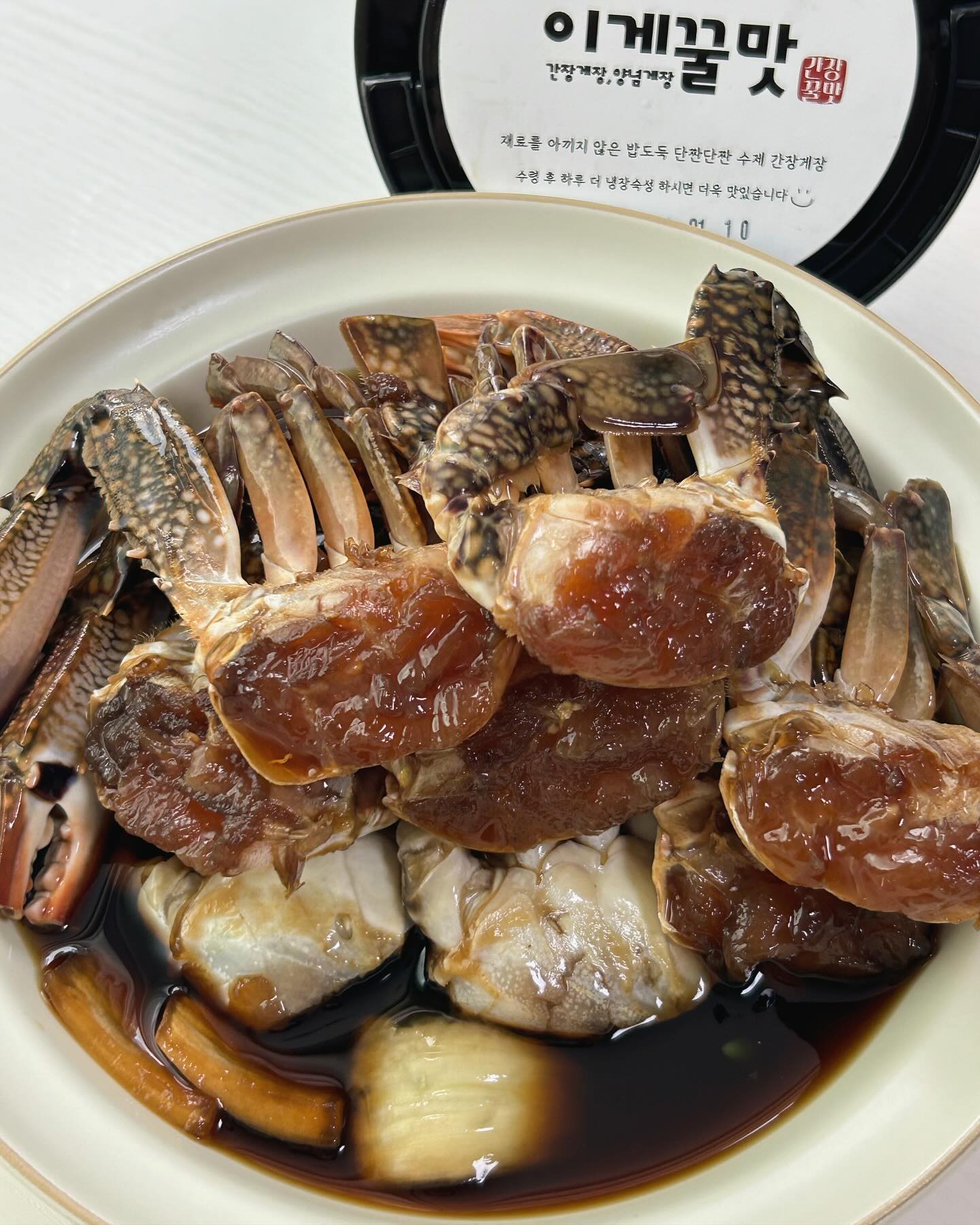 📦 이게꿀맛 #협찬 
간장게장 꿀맛🦀🍯

집에서 먹는 찐 간장게장 맛도리🦀🖤
대량 생산이 아니라 100% 수작업으로
신선한 재료를 아끼지 않고 만든 게장 맛집

간장게장은 16여 가지의 신선한 천연 재료를 사용하여 
짠맛, 비린 맛 없이 달달하고 짜지 않은 저염식 간장 양념이라 
더 맛있다!!!!!! 저온 숙성 과정으로 더욱 신선하고
꽃게살이 무르지 않고 꽉 차있고 신선함이 살아있다❤️

김 + 참기름이랑 같이 먹으면 훨씬 맛있는 간장게장은
진짜 밥도둑이 따로 없다🍚🤍

#간장게장 #양념게장 #이게꿀맛 #게장 #간장게장맛집 #간장게징밀키트 #간장게장택배