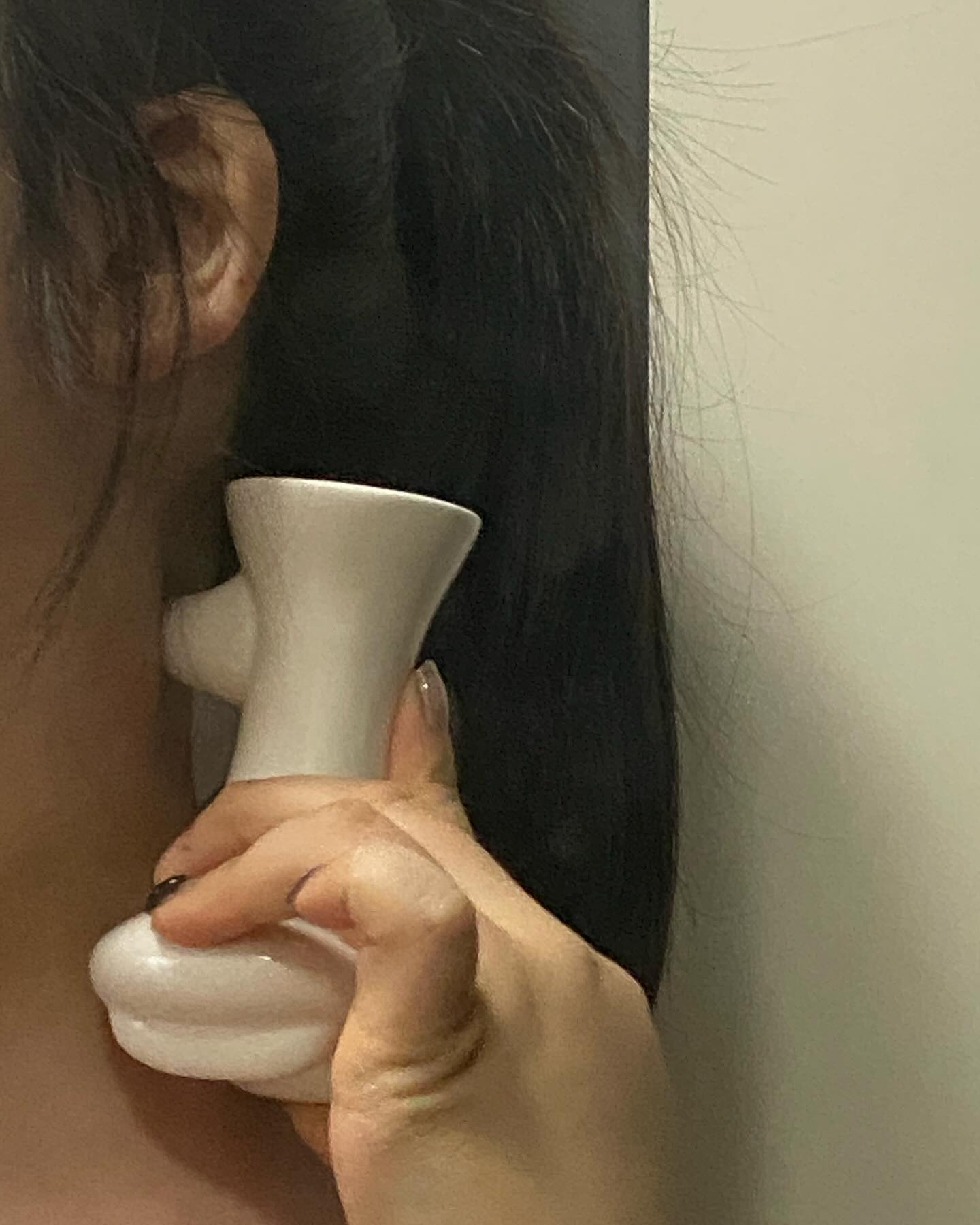 #gift
호블랑 오리괄사는 승모근 전용 괄사예요. 

특히 저는 무거운 짐을 들면 
어깨 특정 한 부위가 찌릿한 느낌으로 아프곤해요, 
그때마다 어깨를 주물주물 해주었는데 
호블랑 오리괄사는 정확한 지점을 
꾹 지압해주는 툴이 있다보니 훨씬 시원하더라구요. 

처음 사용하면 솔직히 아파요 ㅎㅎ
바디 오일을 듬뿍 사용해주면 그나마 참을만 합니다.
전 제가 이정도로 뭉쳐있는 줄 몰랐었죠. 🥲

승모근 전용 괄사지만, 
팔&다리도 전부 마사지 가능해서 
바디 괄사로 사용해 줄 수 있어요. 

오늘부터 하루 10분씩 꾸준히 투자해보려구요 🤭

hoblanc_official 
.
.
#괄사 #괄사마사지 #홈케어 #홈테리어 #홈인테리어 #홈스타일링 #홈스타그램 #집꾸 #집테리어 #집스타그램 #집스타일링