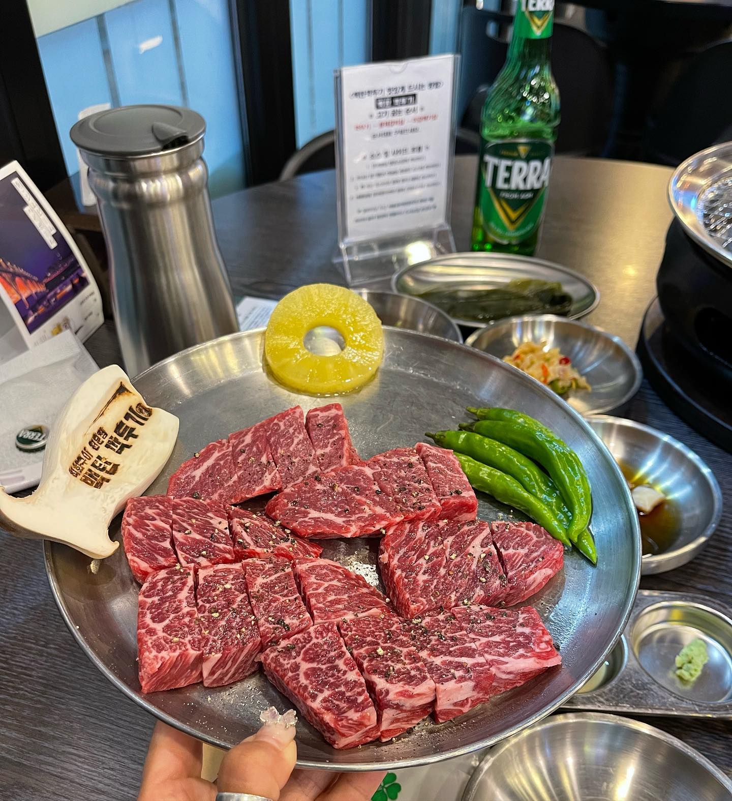 #연수역맛집 #백탄깍두기 #살치살맛집 

인천 사람이지만 부산 인친이 더 많은 내 계정의 피드에
최근 들어 자주 올라왔던 연수동소고기맛집 백탄깍두기!

시그니처인 살치살을 깍둑썰기로 내어주시는데
사진에서 본 것 처럼 마블링이 예술이었던 인천고깃집~
육즙 가득한 고깃살에 다진마늘양념 소금장 조합이란~
기존에 알던 살치살과 다른 식감을 느껴보기 좋았습니다.

차돌된장찌개는 기름짐 없이 칼칼하고 깔끔한데다
양도 푸짐해서 식사 메뉴로도 좋을 것 같아요~

계란초도 초딩 시절 떡볶이 집에서 자주 먹었었는데
식당에서 보니 더욱 반갑고 추억보다 맛있었어요.

연수역 먹자골목 고깃집 하면 저는 백탄깍두기 추춴~~

인천 연수구 벚꽃로 130-3 115호, 116호

#연수동맛집 #연수구맛집 #소고기맛집 #깍뚝고기맛집 
#인천소고기맛집 #인천살치살 #연수동고깃집 
#인천연수동맛집 #연수동고기집 #incheonkorea