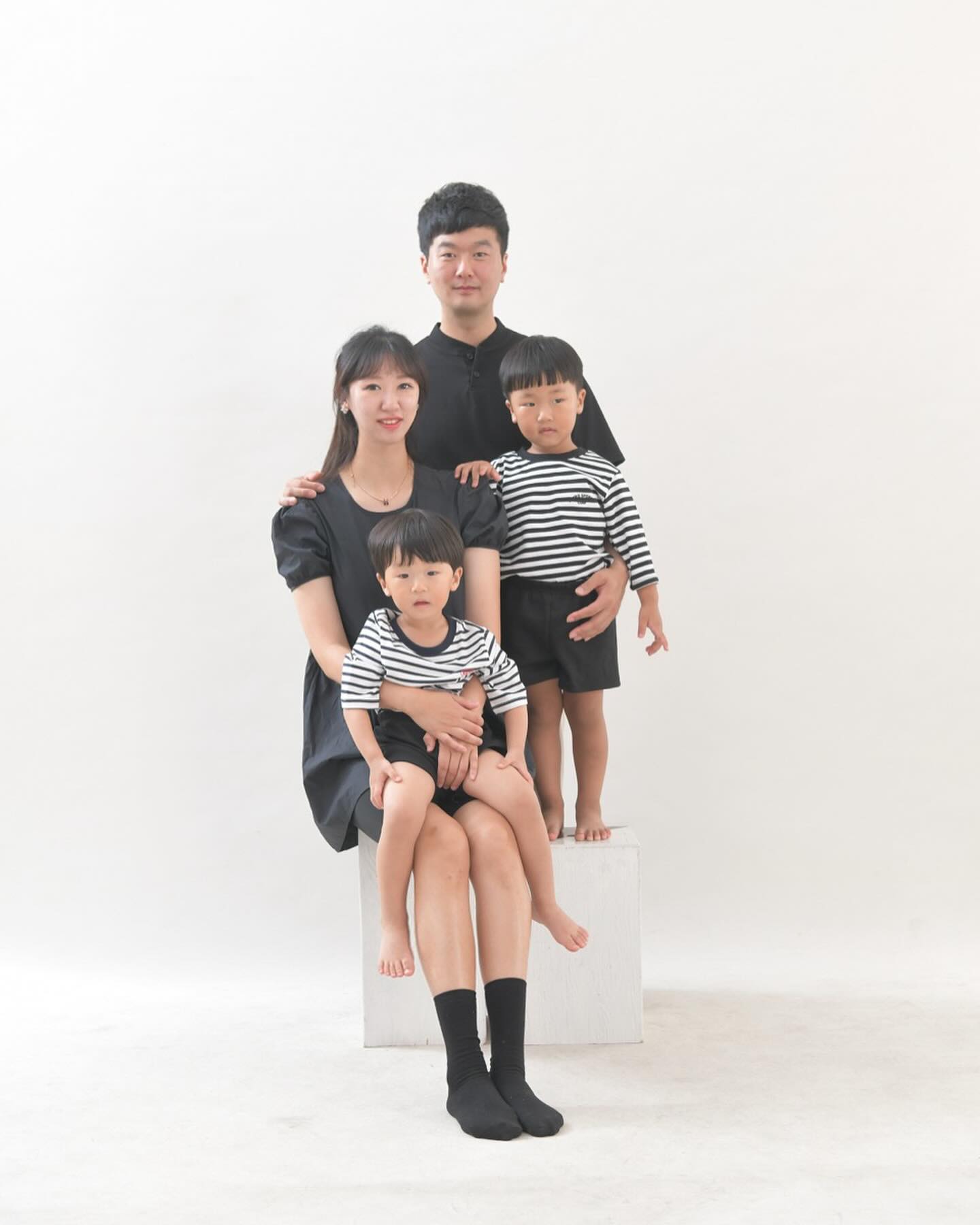 ෆ⸒⸒ 
 
B컷 방출🤍
 
다 잘나온 사진은 역시 없었다..🥹
하지만 아이들은 어떻게 찍어도 귀엽네,
엄마가 문제네😅
 
가족사진 잘 안찍었었는데
앞으로 자주 찍어놔야지
우리 아이들 크는 모습 잘 간직해야지🤎
 
아이들 크는거 너무 아쉬워용🥹🫶
 
 
 
#가족사진 #아기사진 #천안가족사진 #비컷