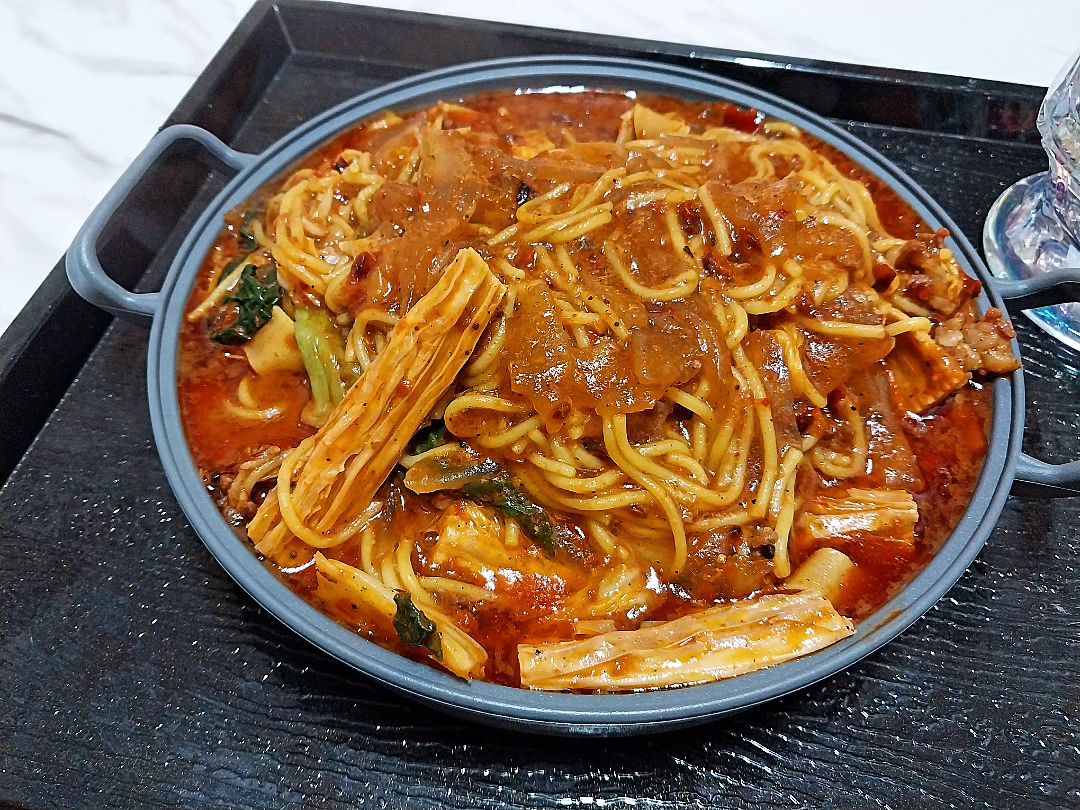 요즘 #입맛없는 #나를위해
#마라샹궈 만들어서 먹어보려 했으나
#마라샹궈만들기 성공 먹기는 실패 ㅋㅋ
죽만 조금씩 먹다가 갑자기 
#마라 들어오니 #속들짝 

그래도 #샹궈 비쥬얼 합격?
사실 샹궈인가 #마라반 인가
