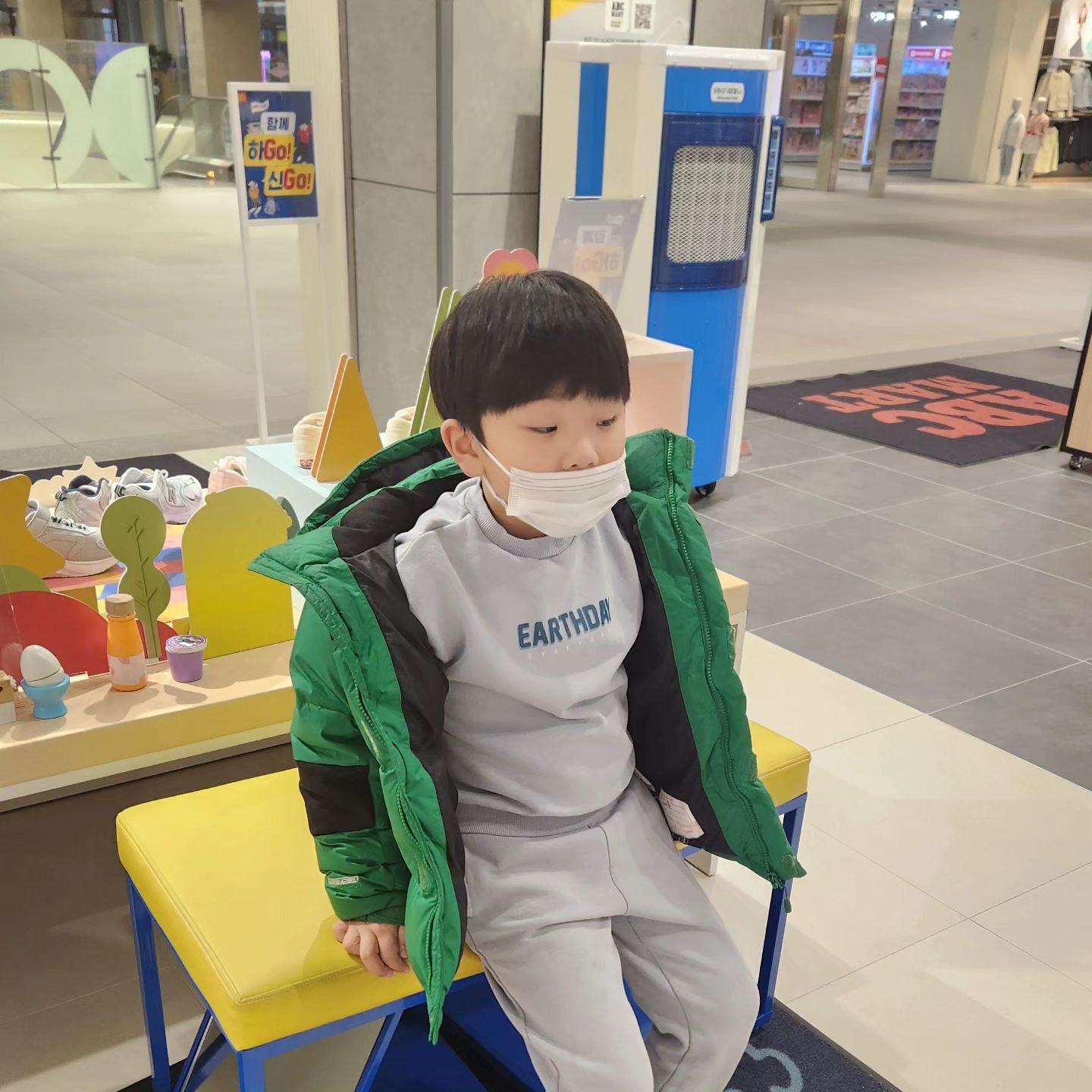 내 귀요미 드디어 축구 시작
멋찐 풋살화신고가서 기분 완전좋으심
가기전부터 설레인다고 하며
너무 너무 좋아하는 너님♡
옷은 언제 주냐고//옷은 천천히 주신대
기다려봥

#내귀요미 #애교쟁이두찌 #7살 #축구시작 #좌절도하고 #협동심도기르고 #너에게딱좋을것같은 #운동 #태권도끝나고 
#간식먹고 #바로 #축구가기