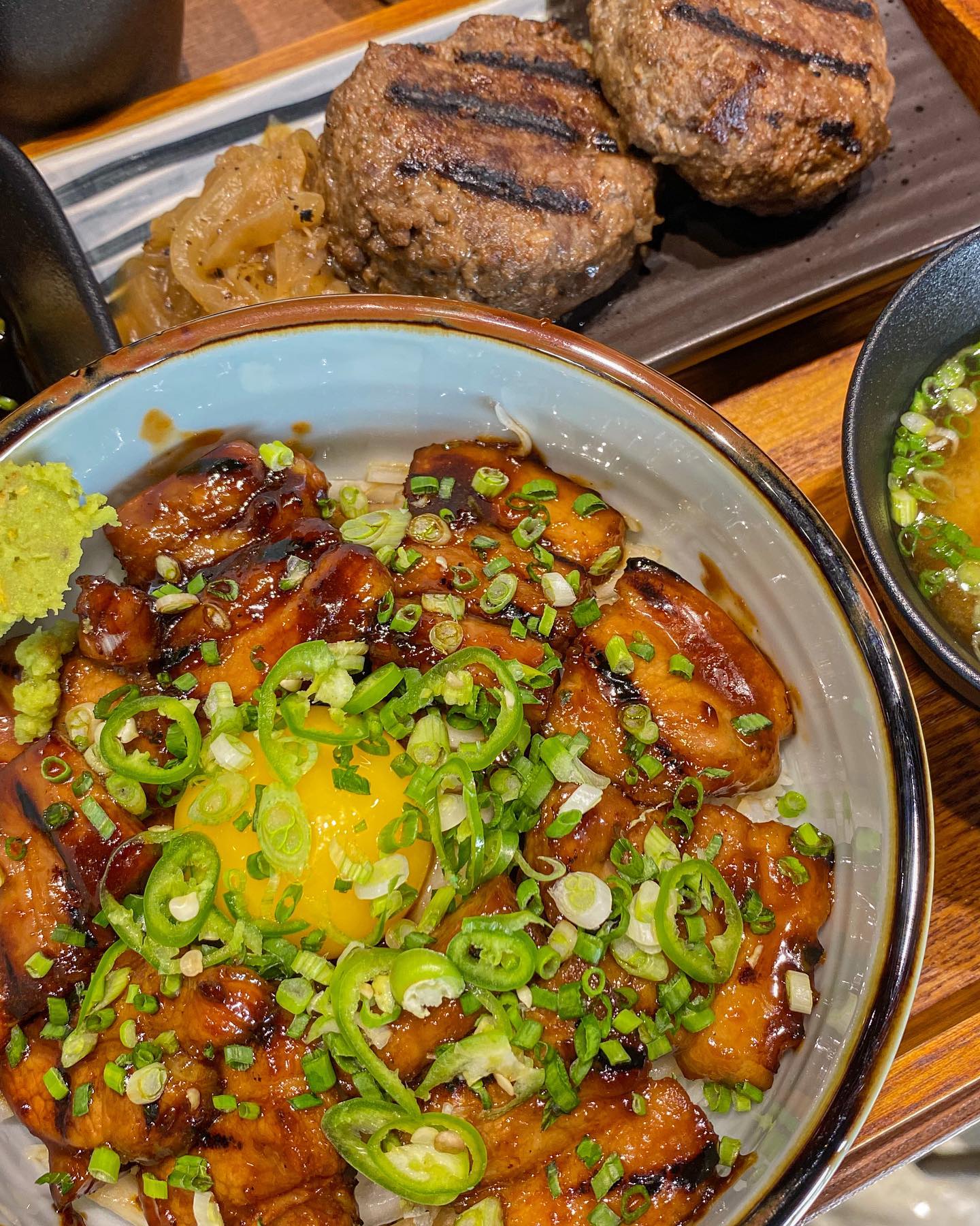 📍닛코리 #광고
👉함박스테이크(기본, 치즈), 부타동, 피치트리 하이볼, 제로콜라👈

최근에 건대 커먼그라운드에 있는 맛집 투어 다녀왔어요😆
제가 방문한 닛코리는 커먼그라운드 3층에 위치한 곳이라는 것!
분위기도 아늑하고 인테리어도 깔끔해서 괜찮더라구요 ㅎㅎ
음식은 함박스테이크를 주문하면 흰 밥과 나와서 같이 나오는 노른자와 소스를 뿌려 같이 비벼서 함박이랑 먹어주면 굿굿👍
함박스테이크는 기본 2덩이가 나오는데 하나 먹는 동안 따뜻하게 먹으라고 조그마한 화로도 같이 준비해주시는데 센스 무엇..❤️
그리고 육즙도 가득하고 부드러우니 입에서 녹더라구요 ㅎㅎ
치즈함박은 기본 함박에서 안에 모짜렐라 치즈가 들어가있는 버전인데 많이는 안들어가있어서 느끼하지 않고 적당히 고소하게 먹을 수 있었어요!
부타동은 도톰한 돼지고기와 밥이랑 잘 섞어서 같이 먹어주면 간도 딱 맞고 달달구리하니 입이 행복해지는 그 맛🥰
다만 돼지고기에 물렁뼈가 간혹 있을 수 있으니 너무 맛있다고 팍팍 먹기 금지🙅‍♀️
저도 맛있어서 정신없이 먹다가 조금 아팠어서 꼭 조심히 먹어주세용!!🤙
마지막으로 하이볼..! 저는 술 못마셔서 먹어도 되려나했는데 술 맛도 안나고 달달하니 맛있더라구요!
그리고 여기서 포인트는 곰돌이 얼음🐻❤️
너무 귀여워서 사진을 안찍을 수 없으니 바로 찍어버리기~
직원분들도 다들 너무 친절하셔서 넘 좋았던 곳이기에 여러분들도 건대 근처 방문하시게 되면 한 번 가보시는 거 추천드릴게요~!🙌
.
.
#닛코리 #건대입구역맛집 #건대입구역데이트 #건대입구역핫플 #건대맛집 #건대데이트 #건대핫플 #건대입구맛집 #건대입구데이트 #건대입구핫플 #커먼그라운드 #건대일식 #건대맛집추천 #건대맛집존맛 #부타동 #함박스테이크 #먹스타 #맛스타 #먹스타맞팔 #맛스타그램 #먹스타그램 #오늘뭐먹지 #먹팔 #맞팔은댓글 #리뷰 #리뷰스타그램 #food #foodstagram #review