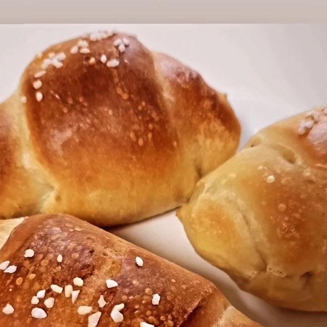 조혜연 on Instagram: "#협찬 집에서 소금빵 만들기🥐🍞🥖🥯 . 짭쪼롬한 맛과 부드러운 쫄깃한 결이 살아있는 소금빵 생지로 집에서도 맛있는 소금빵을 만들 수 있어요^^ . 평소 베이킹하는걸
