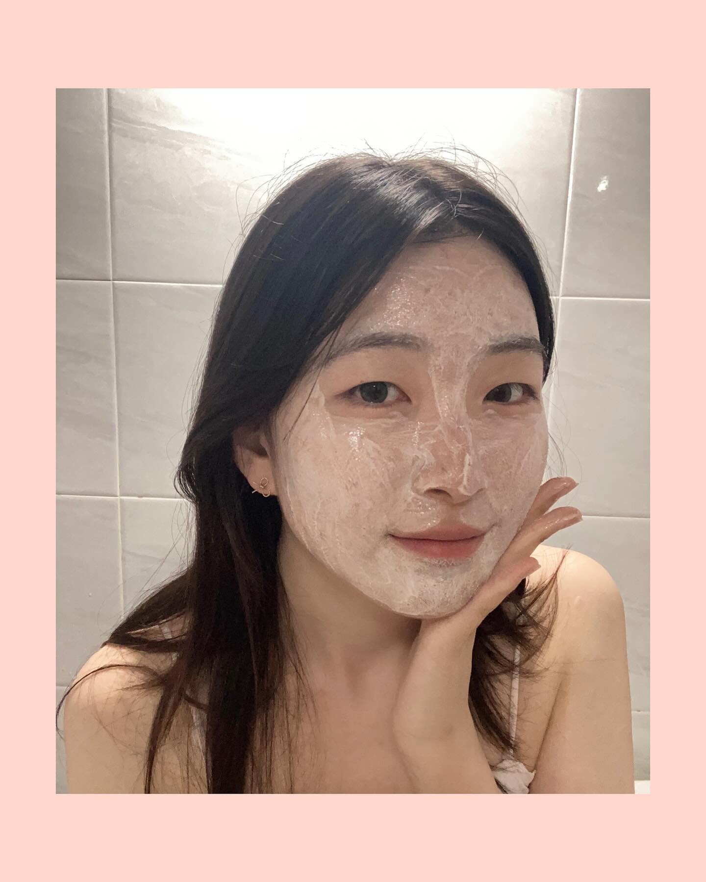 #광고 
#에이프릴스킨 #핑크알로에머랭솝 🍋‍🟩🌿

WHY 머랭솝 인가요?
🩷머랭처럼 쫀쫀한 거품과 제형이 특징인 핑크알로에 머랭솝
- 일반 알로에 대비 진정 성분이 더 높아진 핑크 알로에 함유 
- 쫀쫀한 머랭 거품이 모공 속 숨은 미세먼지, 노폐물까지 OUT!
- 여드름성 피부 사용 적합 테스트 완료 / 저자극 테스트 완료

-  point 1: 각질케어부터 진정클렌징까지 클렌저 하나로 끝!
-  point 2:  진정에 진정을 더한 프리미엄 듀얼 머랭솝
🩷핑크클렌저 > 핑크 알로에 + 콩 스크럽 + 수분 성분 72% 함유
💚그린클렌저 > 병풀 추출물 + 녹두 스크럽 + 자연 유래 성분 78% 함유
- point 3: 폼클렌징: 모공 속 노폐물 제거
  각질 제거: 부드러운 피부 케어
  수분케어: 당김없는 즉각 수분 진정 
  팩: 진정 수분팩, *붉은기 진정, 피부 톤 균일 케어 
 (일시적 붉은기에 한함)

사용 방법🫧
STEP 1. 물기없는 얼굴에 도포한 다음 롤링하며 마사지해주세요. (각질케어)
STEP 2. 쫀쫀한 거품으로 부드럽게 세안해주세요. (노폐물out)
STEP 3. 미온수로 씻어내줍니다.
TIP. 진정이 필요한 부위(볼, 이마 등)에 팩처럼 도포한 다음,
1~2분 뒤 거품을 내어 씻어내주시면 폼클렌징부터 진정팩 효과까지 느끼실 수 있습니다.
•
•
•
#광고#aprilskin_korea#에이프릴스킨#aprilskin#핑크알로에#머랭솝#클렌저추천#폼클렌저#폼클렌징#폼클렌징추천#클렌징폼#클렌저#알로에#알로에클렌저#피부진정#피지#폼클렌저추천#각질제거#저자극클렌저