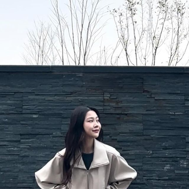 haena on Instagram: "#광고 #협찬 @vivabrown_official ⠀ 비바브라운(VIVABROWN)] 85-VIVA008 [비건 레더] 커브드 숏 레더 자켓 동물성 원료X, 실험X 비건레더/비건스웨이드로 제작한 자켓!! 환경을 생각하면서