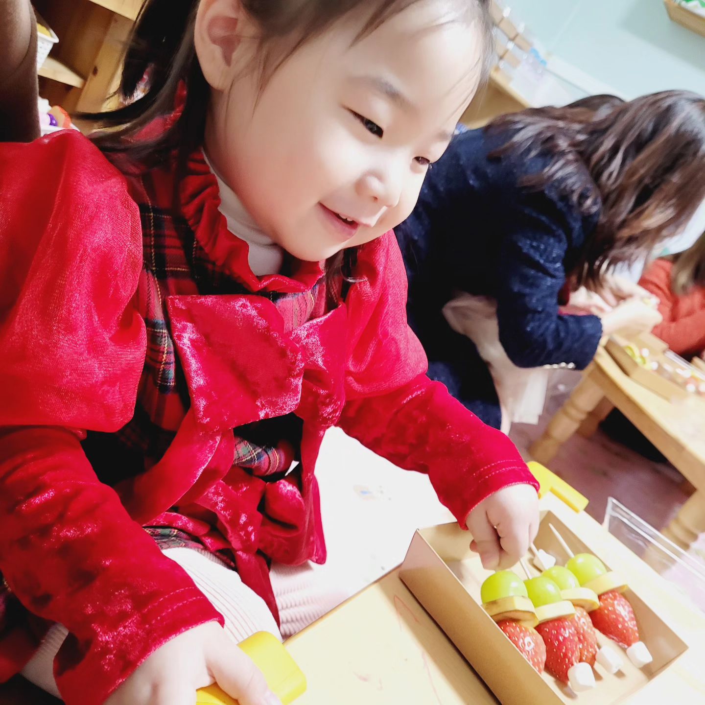 유주 어린이집 크리스마스 행사🎄

어마어마으마했던 포토존
예쁜데 맛도 좋은 음식들

유주랑 산타과일꼬치도 만들고
주먹밥도 만들었당♥️

준비하시느라 진짜 고생하셨을듯 ㅠㅠ
항상 에너지 넘치시고 아이들 사랑해주시는
선생님들👍

유주가 맨날 자기전에
선생님 사진 보여달라하고 핸드폰을 꼭 끌어안음♥️

이사 오면서 급하게 두군데 상담가보고
남편이랑 두말없이 선택한 곳인데

우리도 어린이집 찾을때 후기가 간절했으니
#구리어린이집 찾으시는 분들이 참고하실 수 있도록!!
#구리어린이집추천 #구리가정어린이집
#구리가정어린이집추천 #아이나무어린이집
#구리아이나무어린이집

구리 어린이집 찾고 계시는 어머님들
강추합니댱✨️✨️✨️

항상 청결하고 아이들을 진심으로 위해주시는
원장님과 그런 원장님과 한마음 한뜻인 선생님들 채고👍

그나저나
어린이집 1년 남았네ㅠㅠ25년에 유치원은 오디로가나..