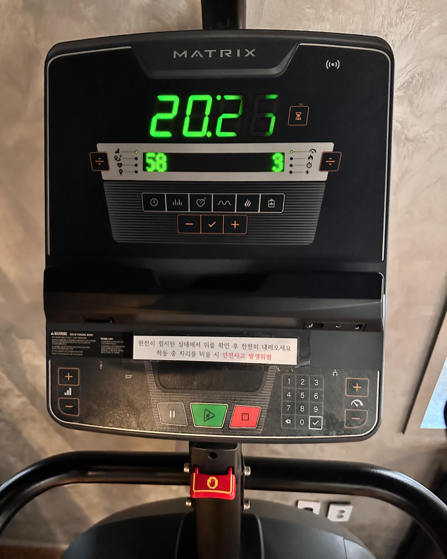 주말기록!
아침 5시50분 기상해서 헬스장에서 내 운동메이트 3명과 야무지게 운동하고 오후에는 오빠랑 오랜만에 카페가서 책한권 완독!📖

#주5일운동하기 #헬린이 #독서 #주말 #일상 #기록