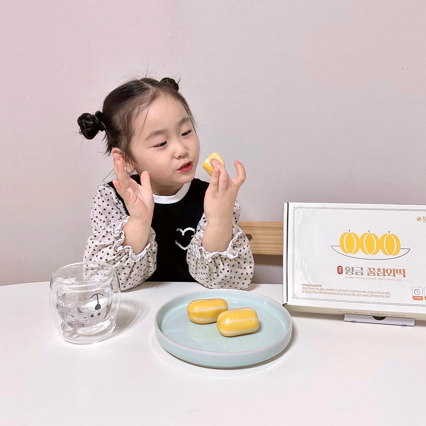 #협찬 | yyofruit | uksunfarm

🏷️성주 황금 꿀참외떡

노랑 노랑 색감도 예쁘고
진짜 참외 같은 비주얼
성주 황금 꿀참외떡
정말 귀엽지 않나요😆

유니 하원하고 간식으로 
꺼내줬는데 떡 보자마자
예쁘다고 감탄하더니 맛보고 
얼마나 잘 먹던지 맛도 최고래요👍

냉동 보관했다가 해동만
했는데도 마치 갓 쪄낸 듯
말랑하고 쫀득한 식감🥰

빈틈없이 꽉 찬 달콤하고 고소한
강낭콩 앙금에 콕콕 씹히는 
해바라기씨가 들어있어 
더 고소하고 맛있었어요💛

간식뿐만 아니라 식사 대용으로도
좋은 꿀참외떡 패키지도 예뻐서
다가오는 설 선물로도
정말 좋을 것 같아요🫶

#참외떡#황금꿀참외떡#성주황금참외떡#참한당#과일떡#건강떡#간식떡#떡선물#식사대용떡#사무실간식#아침대용떡#성주특산물#성주참외#꿀참외떡#성주황금참외떡#성주참외떡#성주꿀참외떡#참외#성주여행#디저트#떡선물#답례품