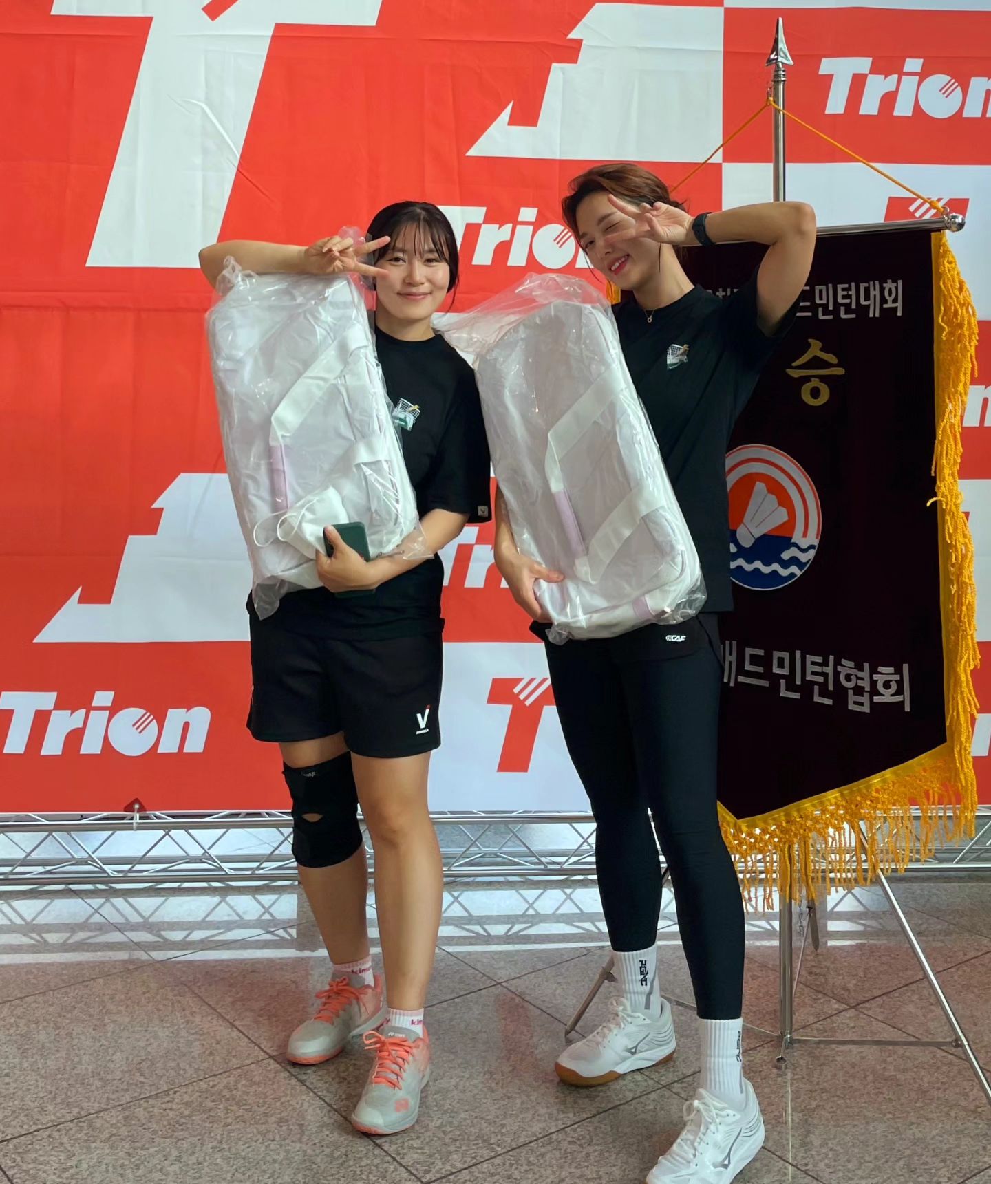 올해 마지막 구대회! 양천구 대회!
여복까지 우승했음 너무 좋았겠지만
2023년도 혼복 우승, 여복 준우승이 최고성적.. 운 좋아 D조에 1년도 안머물렀지만
실력은 아직 미천하여 꾸준히 노력해야한다...🏆🏆🏆
내년에 후두려 맞고 다니지 않으려면....

트라이온 가방은 예뿌네 크크크 
라켓은 이제 내돈내산 해봐야지 ㅋ
이번에 라켓의 중요성을 처음 느낌🏸

남은 전국대회 2개 마무리까지~~ 화이팅 해보자구!!! 운동신경 없으니 어쩌겠니
남들보다 더 노력해야지 😎
.
#배드민턴 #공부를이렇게했다면 #양천구배드민턴대회 #양천구대회 #배드민턴대회 #구대회 #트라이온 #트라이온가방