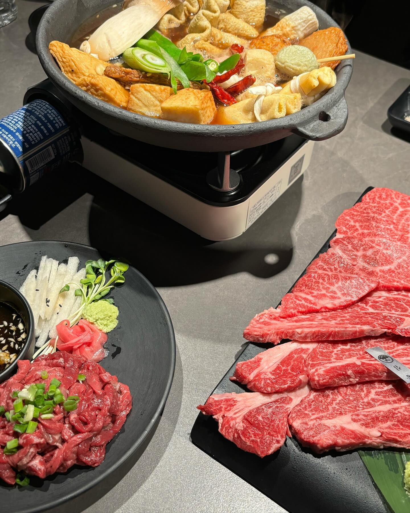 #광고
산본 야끼니꾸 맛집 #우주화로구이 🥩
외식이나 단체 식사하기 좋은 깔끔하고 넓은 매장에
부드럽고 입에서 살살 녹는 고기 식감까지 최고 :)

신메뉴인 오뎅국도 먹어봤는데
하이볼이 술술 들어가는 매콤한 국물에
속이 꽉찬 구성에 완전 배불렀어요 🤤

화장실도 깔끔해서 마음에 들구
직원분들이 친절하셔서 편하게 식사하고 왔어요 !
.
.
.
#산본 #산본역 #산본맛집 #산본역맛집 #산본야끼니꾸
