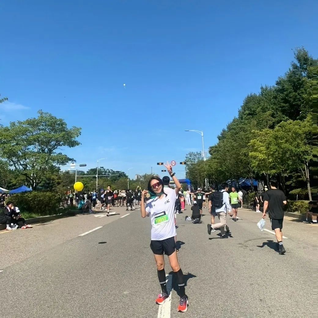벌써 두번째 송도국제마라톤대회 
참가네요🏃‍♀️

요즘 너무 정신없고
바쁜 일들의 연속이라
지쳐있기도 하고
연습도 못해서
완주에 목표를 두었는데

다행히 잘 완주했습니다!😁

같이 할 수 있는
onerunningcrew가 있어서
행복했어요~~^^

내년엔 더욱 잘 뛰어볼께요!
지나답게!!!

개인 SNS에 송도국제마라톤 인증시 
필수 해시태그 및 계정태그
꼭 부탁드리겠습니다.

Photo by sdw_guitar
onerunningcrew
#onerunningcrew
#2023송도국제마라톤

Special Thanks to 
응원팀
Yong_wook95
choi_carrot
feel so good
gukwonlee
jangmalko
Jeongyuunn
Photo by sdw_guitar
onerunningcrew
#onerunningcrew
#2023송도국제마라톤