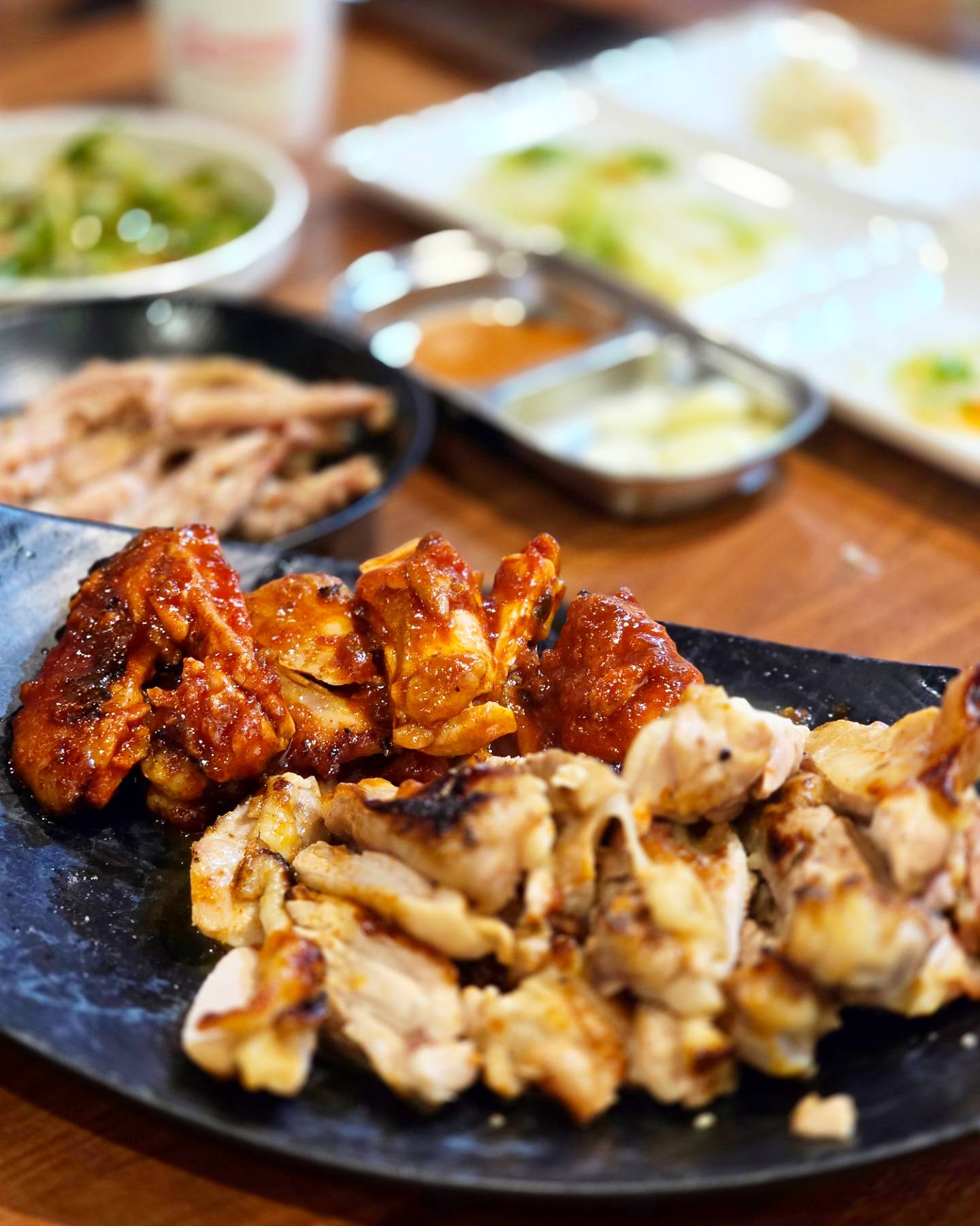 #협찬 부산중앙시장에 있는 닭구이 전문점.
(+돼지 있음)
평일 저녁인데 웨이팅 실화냐...
동네 주민들 죄다 여기로 왔나봐.
테이블 꽉 차서 20분은 기다린것 같음.

닭이랑 돼지고기를 숯불에 구워먹을수 있는데, 닭은 모두 익혀나와 우리가 숯불향만 입혀 먹어주면 끝. 

익혀나온다는 점이 마음에 들고
숯불에 좀더 구워먹는다는게 더 맘에 들었다.

소금구이 닭 맛있구, 최근 개시한 가야밀면도 맛도리. 

양념닭은 달달 매콤한데 많이 맵진 않아.

술한잔하기 좋은 분위기라 다들 소주 두세병씩 기본으로 까고 먹고 있음...ㅎㅎ 

찐하게 적시기 좋은 범천동술집

⛳️범일닥구이 
🚗주차는 인근 유료주차장 또는 요령껏 골목.

#범일동맛집 #문현동맛집#범일동썩은다리
#리뷰노트 #범천동술집 #범천동닭 #범일동고기집 #범일동술집