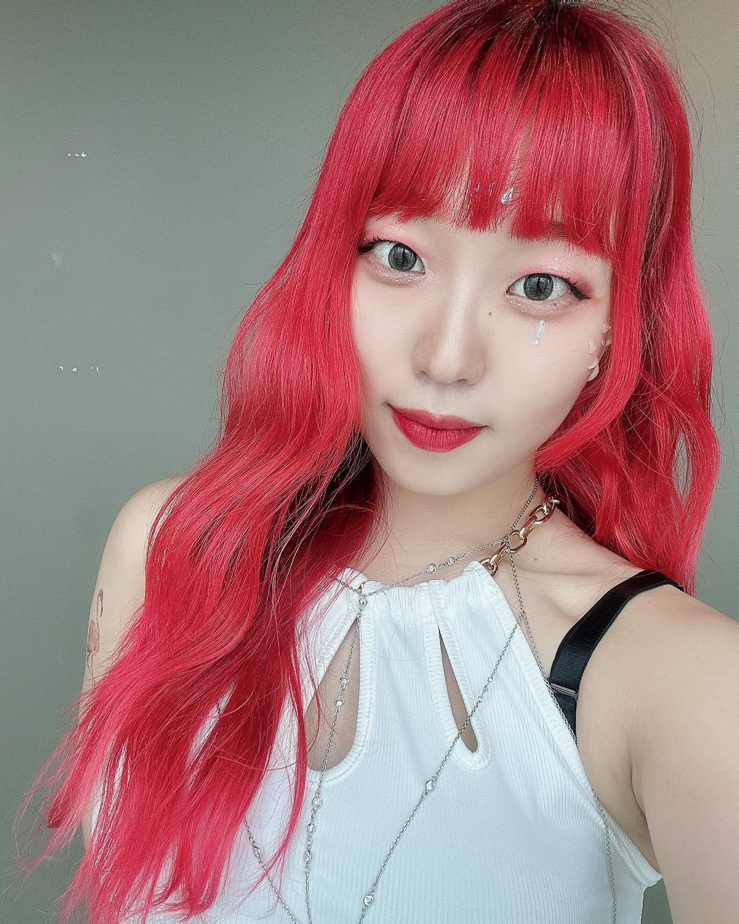 #tbt Siren🧜🏻‍♀️
ae-Redjin🌹

왕왕 뒷북 8월 월평 셀피
엄청 울고 메이크업 다 지워졌는데
그래도 인생네컷은 찍으러 간
웃픈 비하인드😂

#redjin #dance #dancer #choreographer #selfie #redhair #siren #mermaid