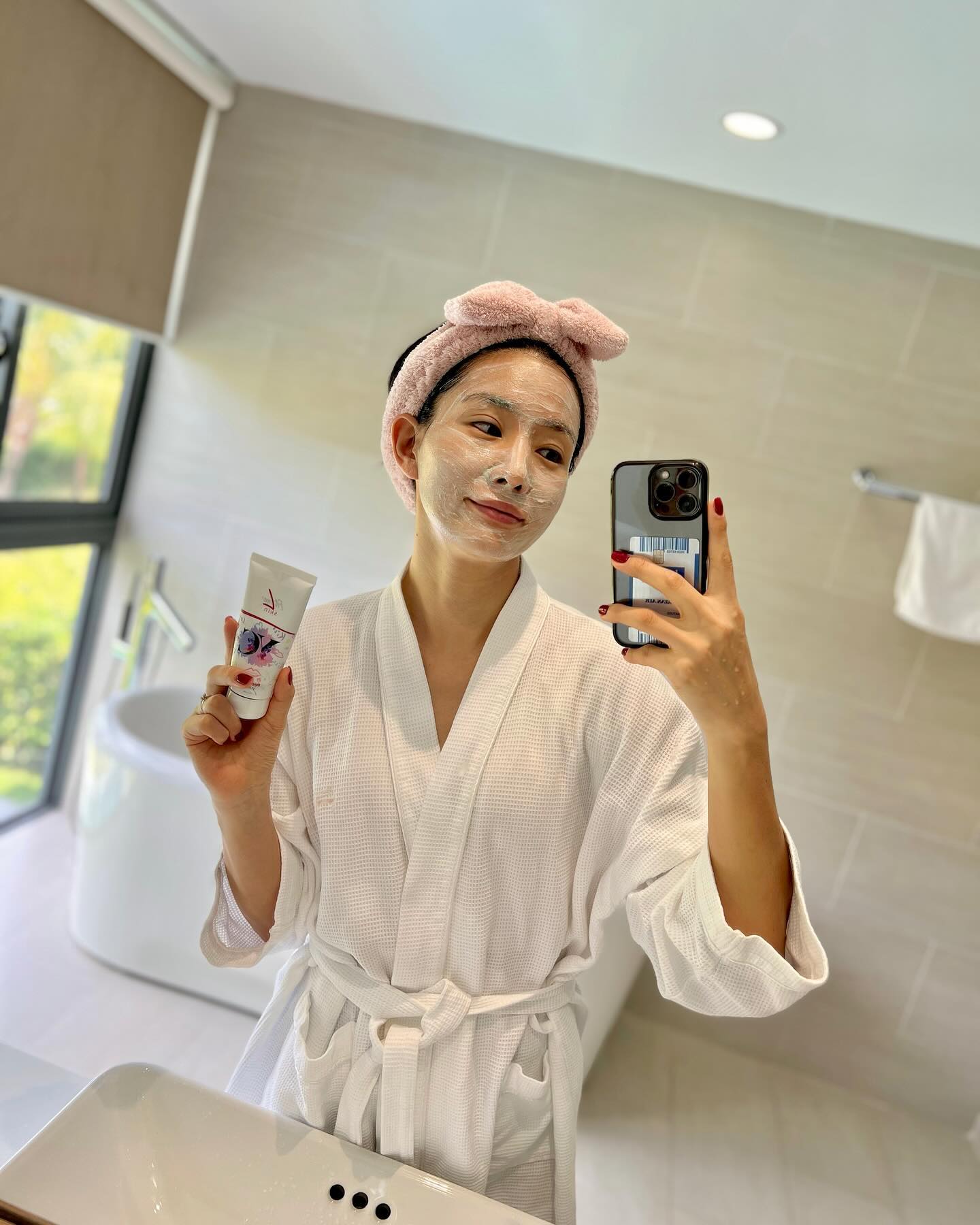 ⠀⠀⠀⠀
⠀⠀⠀
N사로 다시 이직한거 아니구요 (ㅋ)
⠀⠀⠀
⠀⠀
해외 나가면 꼭 피부가 뒤집어져서 오는데
이번엔 이상 무 😆
⠀⠀⠀⠀
⠀⠀⠀⠀
이너뷰티 피엠 3종 + 젤슈츠 + 뷰티 + 겔링핏 먹고
3일에 한 번은 피트라인 필링마스크 해요.
⠀⠀⠀
⠀⠀⠀⠀
10년동안 N사 페이셜 스크럽 쓰다가 바꿨는데
더 부드럽고 저자극
하고나면 각질, 피지 정리 되면서 
너무 보들보들해요.
⠀⠀⠀⠀⠀⠀
⠀⠀⠀⠀
사용방법은,
세안 후 물기 있는 얼굴에 바르고 
10-15분 뒤 미온수로 씻어냅니다. 
⠀⠀⠀⠀⠀⠀⠀⠀
⠀⠀⠀⠀⠀⠀⠀⠀
⠀⠀⠀⠀⠀⠀⠀

#피트라인화장품 
#Fitlineskin 
#fitlinepeelingmask 
#필링마스크
#스크럽추천
#피엠사업
#독일PM